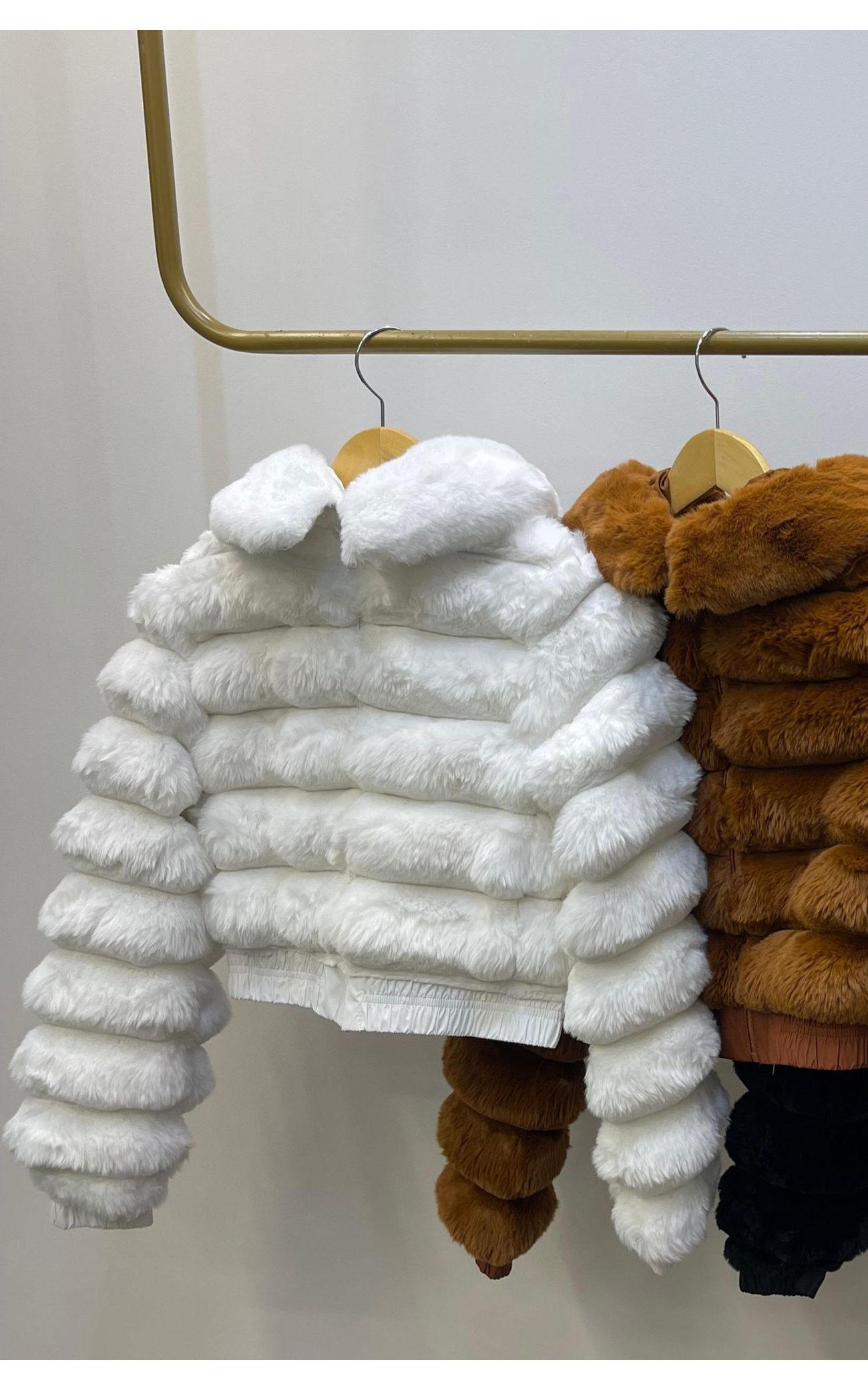 Jaqueta Faux Fur Gomos - Com Capuz e Ribana - Branca 