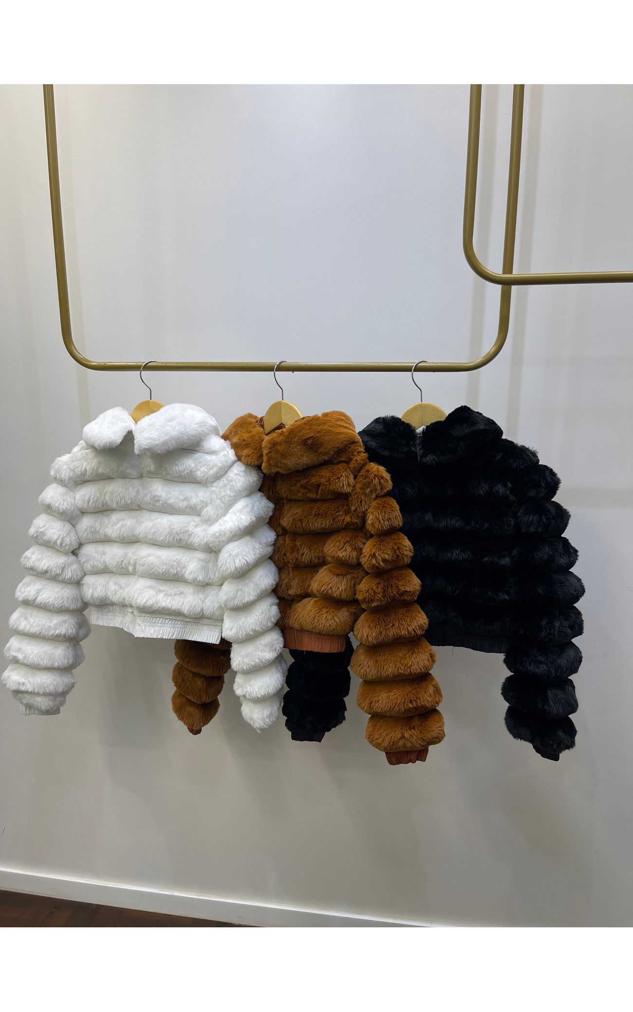 Jaqueta Faux Fur Gomos - Com Capuz e Ribana - Branca 
