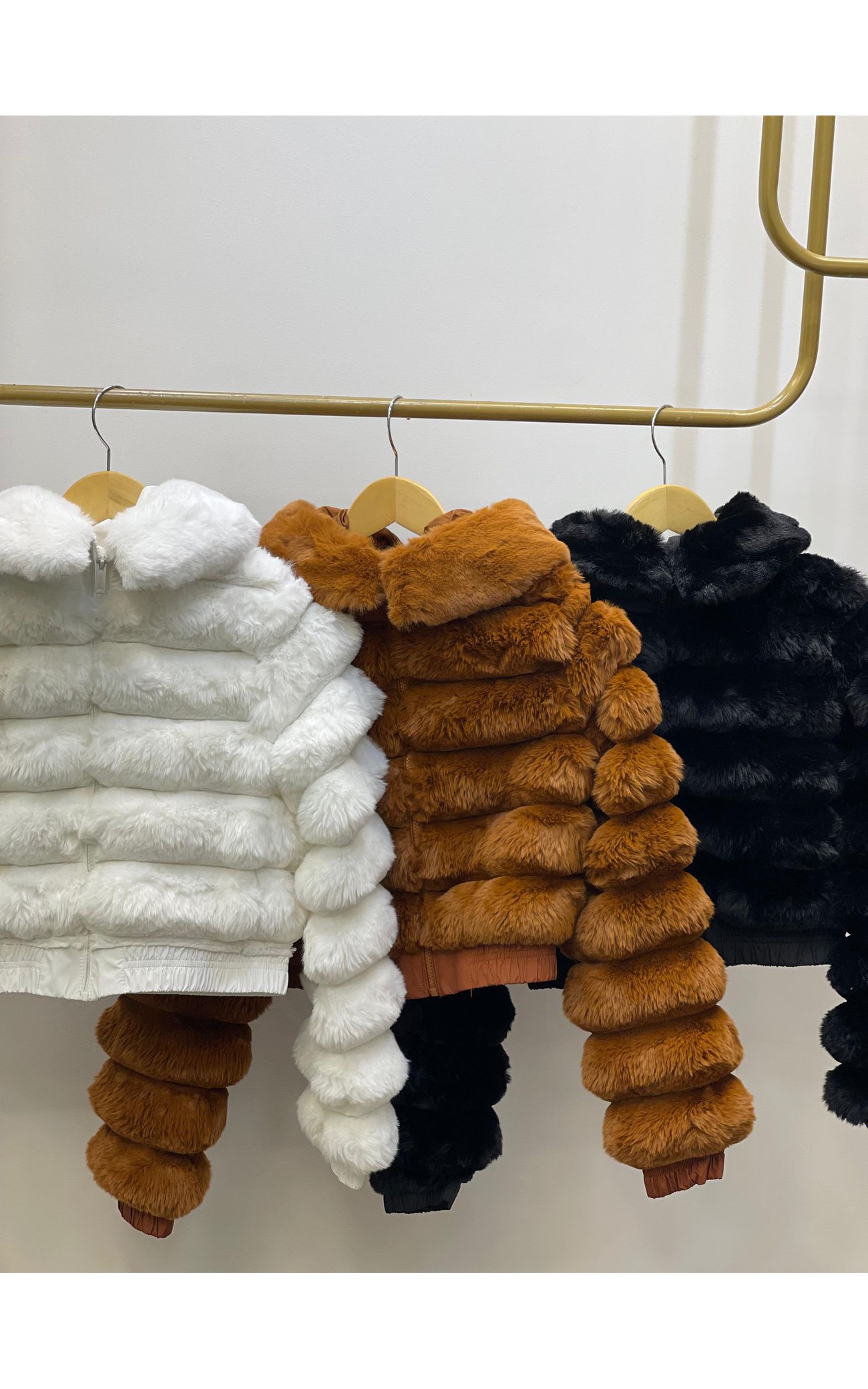 Jaqueta Faux Fur Gomos - Com Capuz e Ribana - Branca 