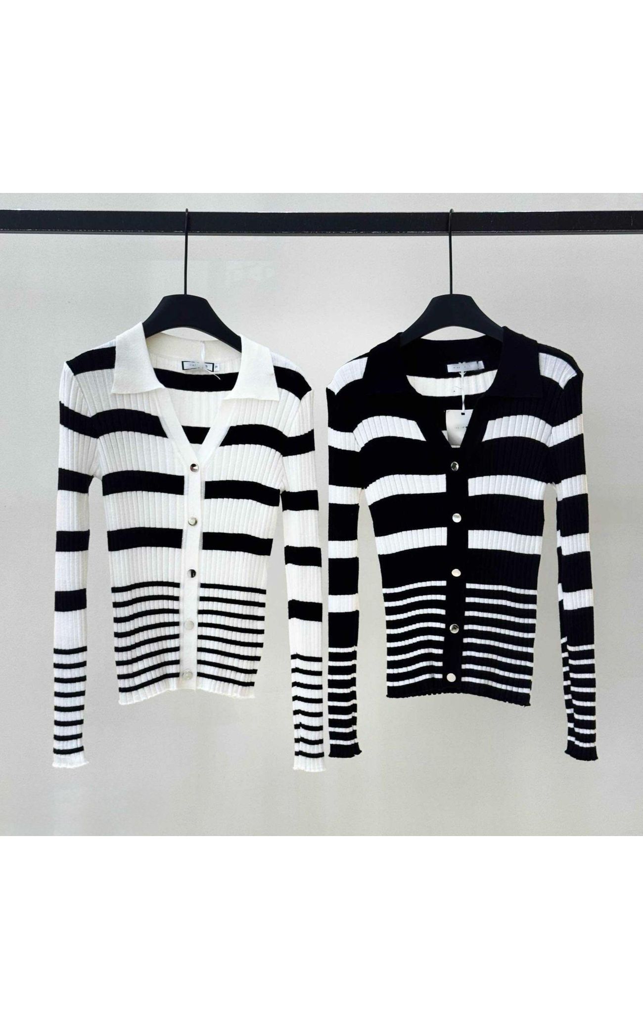Blusa Tricot Polo Listrada Botões Chapeados - Branca 