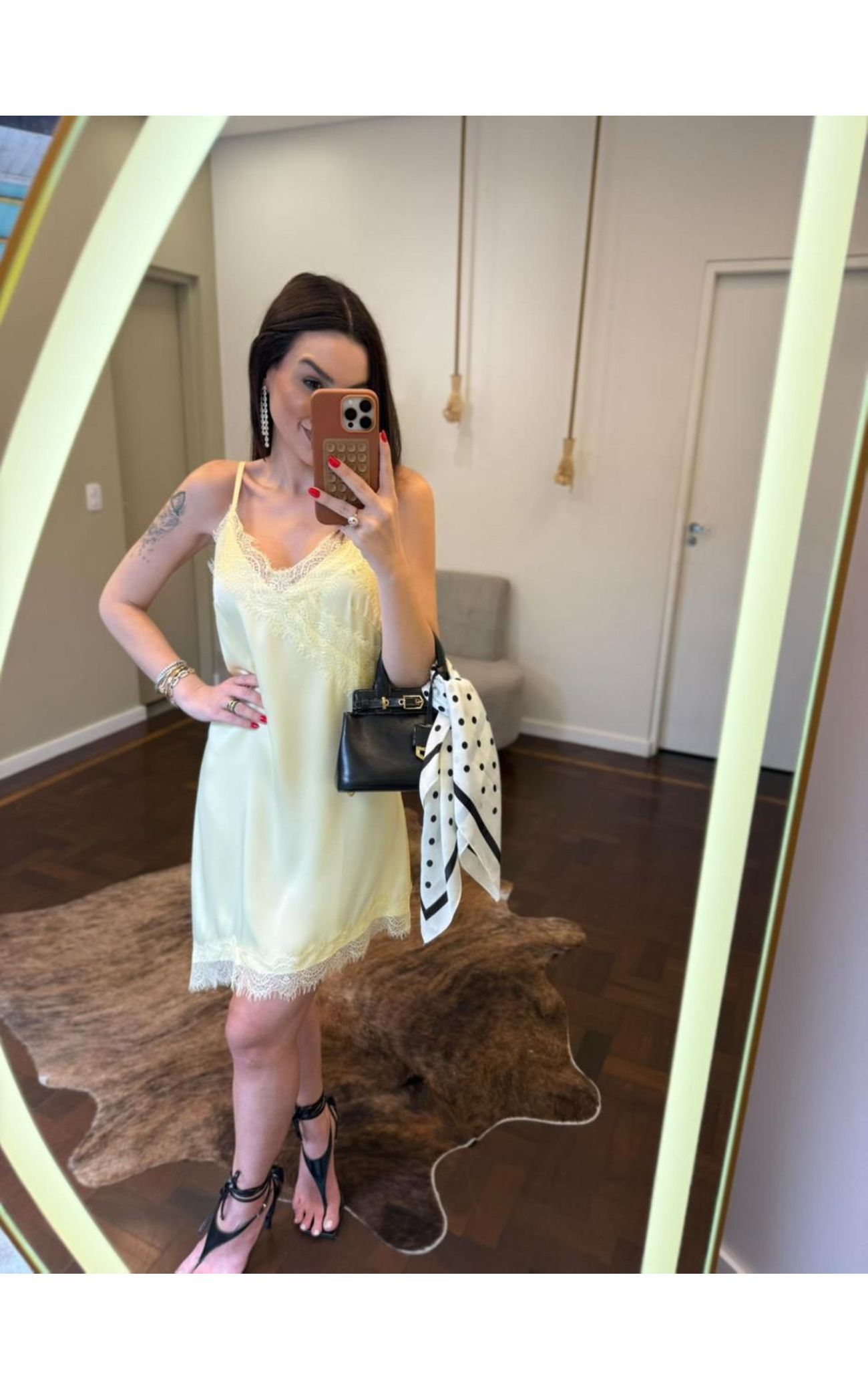 Vestido Cetim e Renda Assimétrico Brunna - Amarelo 