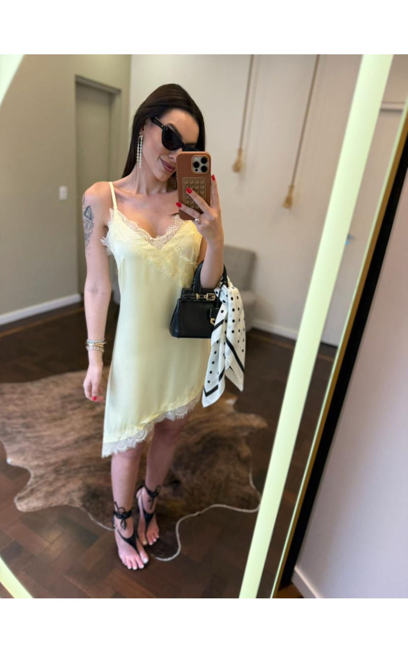 Vestido Cetim e Renda Assimétrico Brunna - Amarelo 