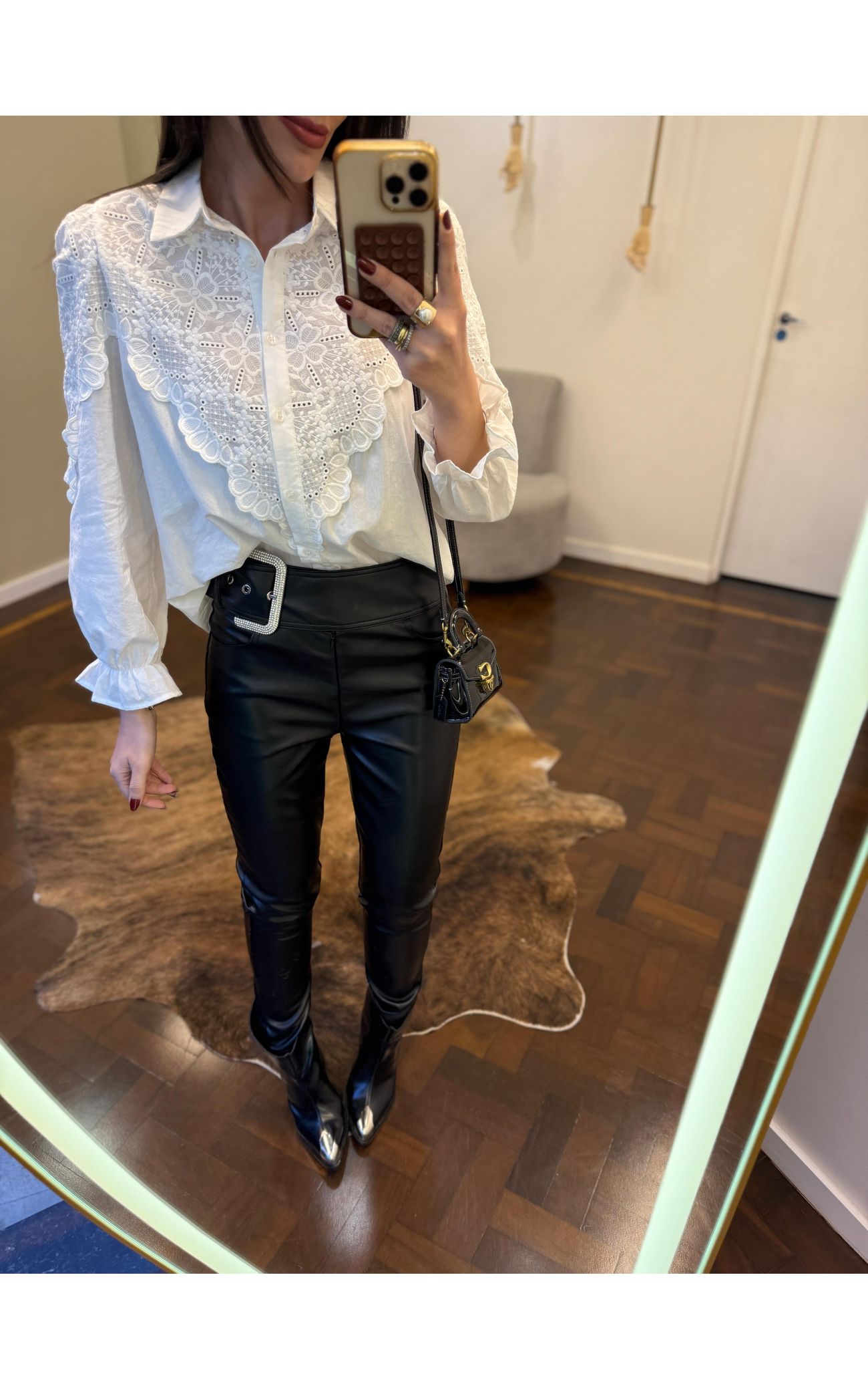 Calça Couro Fivela Strass 