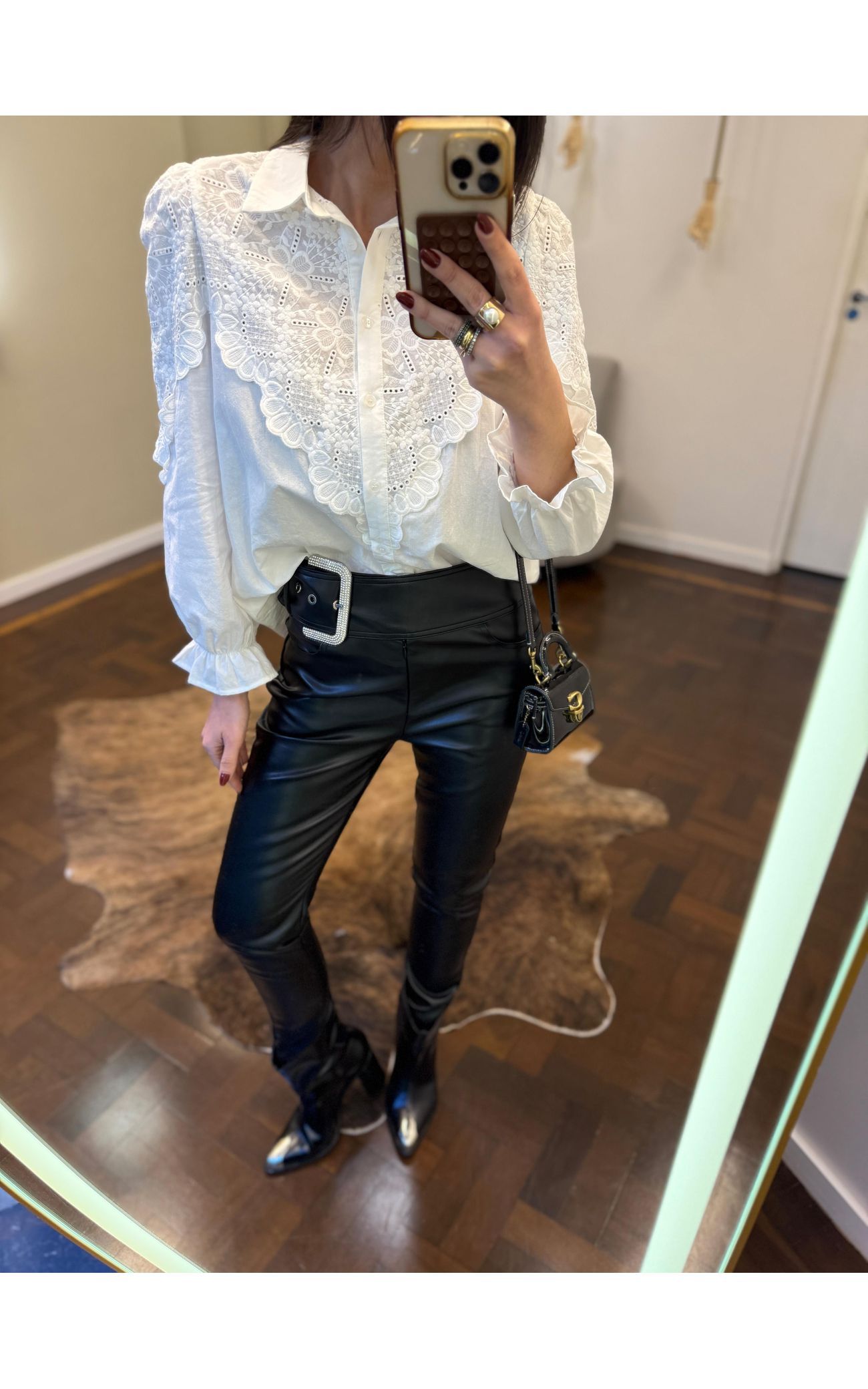 Calça Couro Fivela Strass 