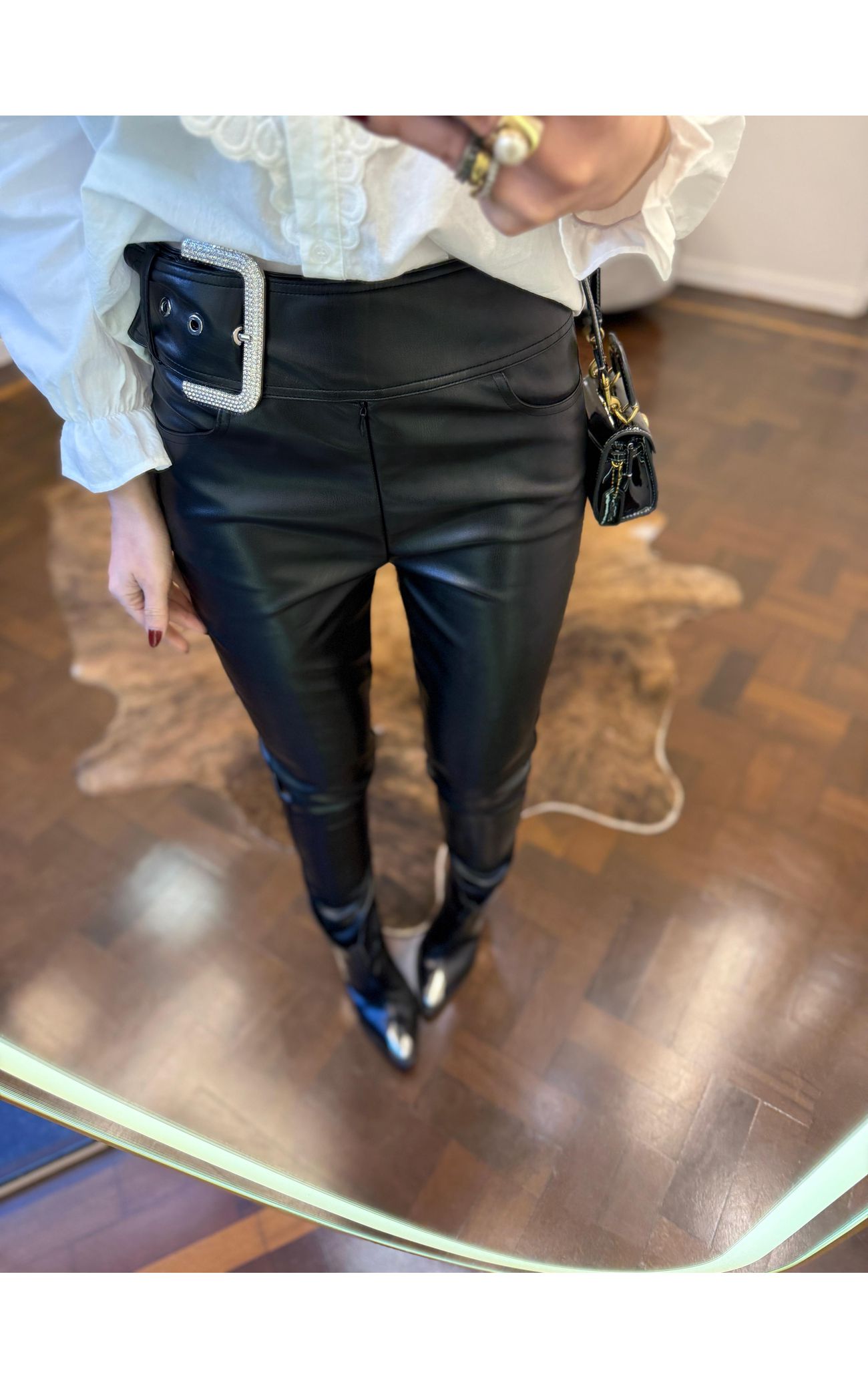 Calça Couro Fivela Strass 