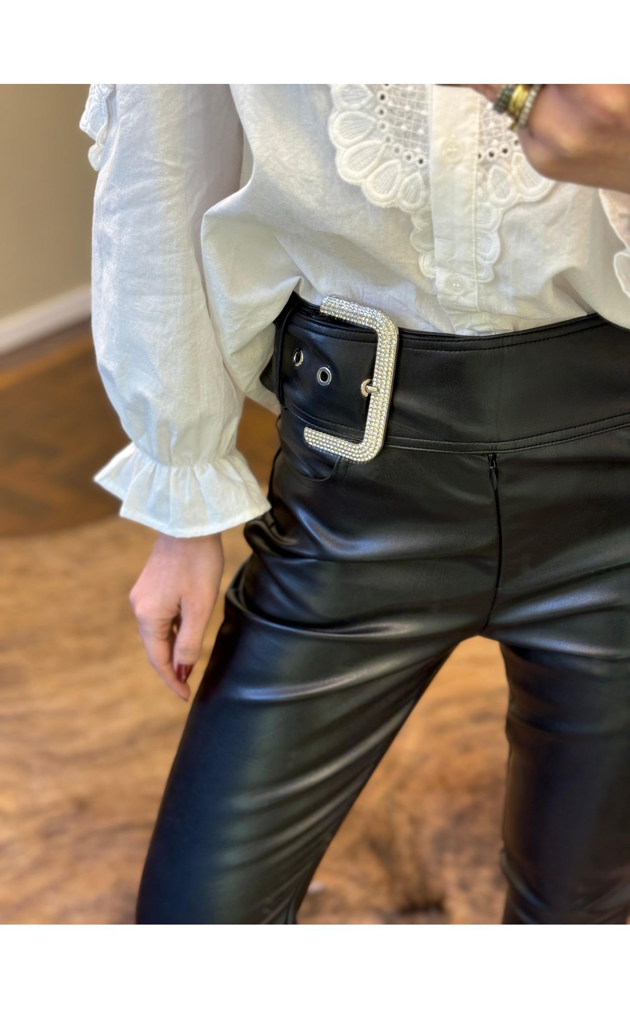 Calça Couro Fivela Strass 