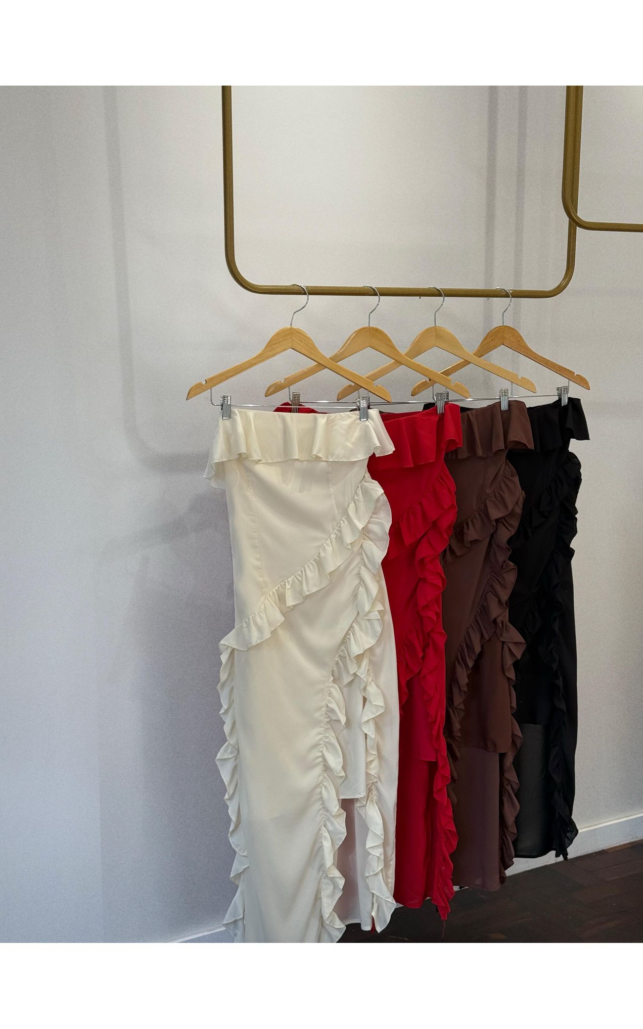Vestido Tomara que Caia Babados e agenda Alessandra - Off White 