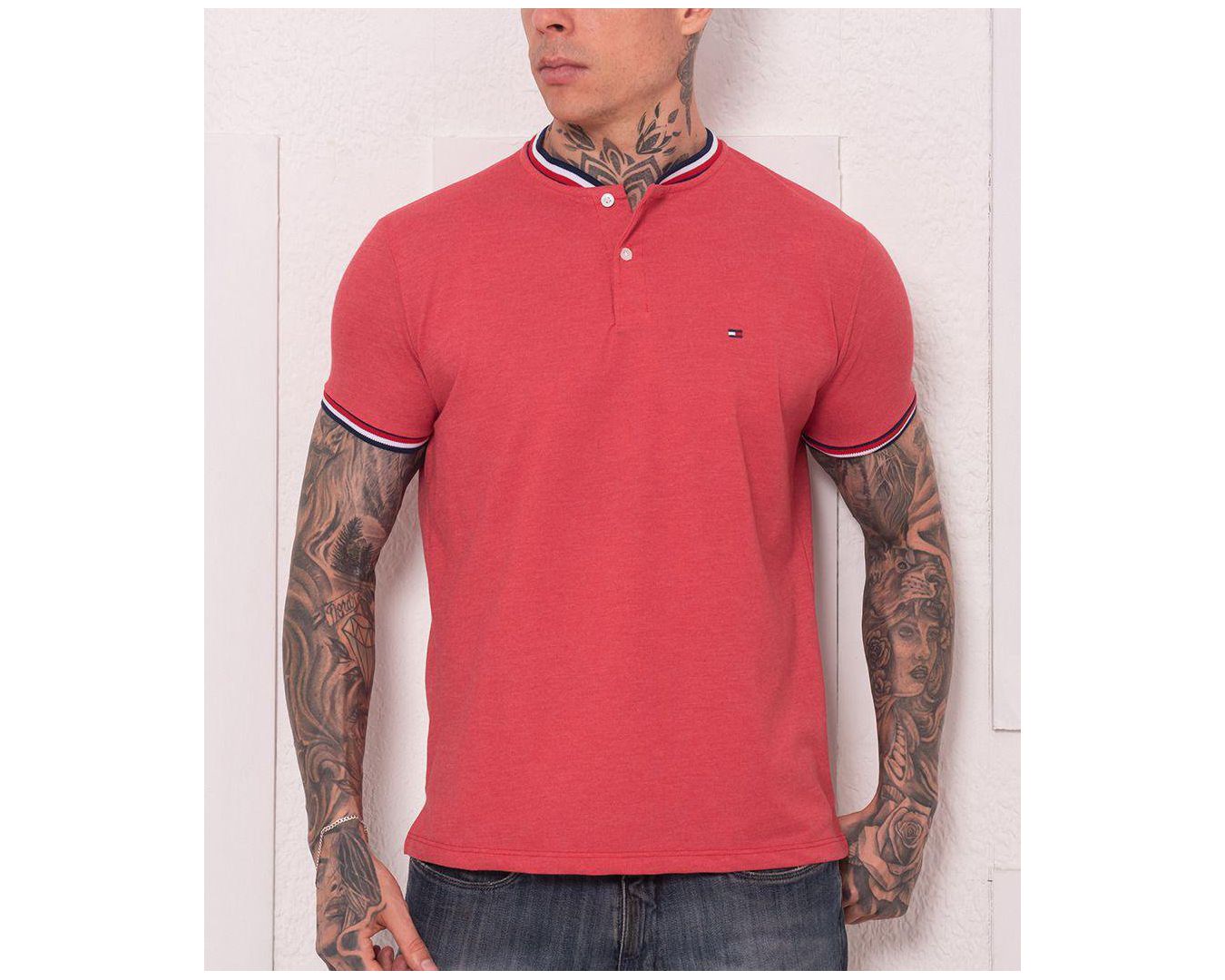 Camiseta Tommy Hilfiger Vermelha - Gola Retilinea Tricolor 