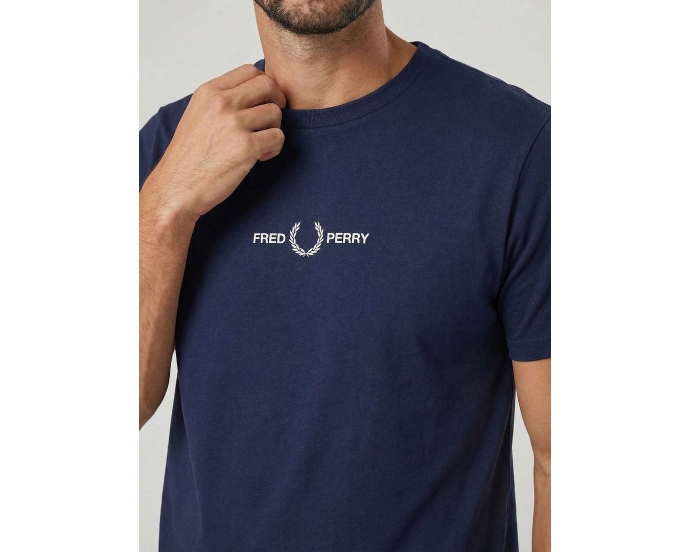 CAMISETA FRED PERRY AZUL MARINHO LOGO BRANCO