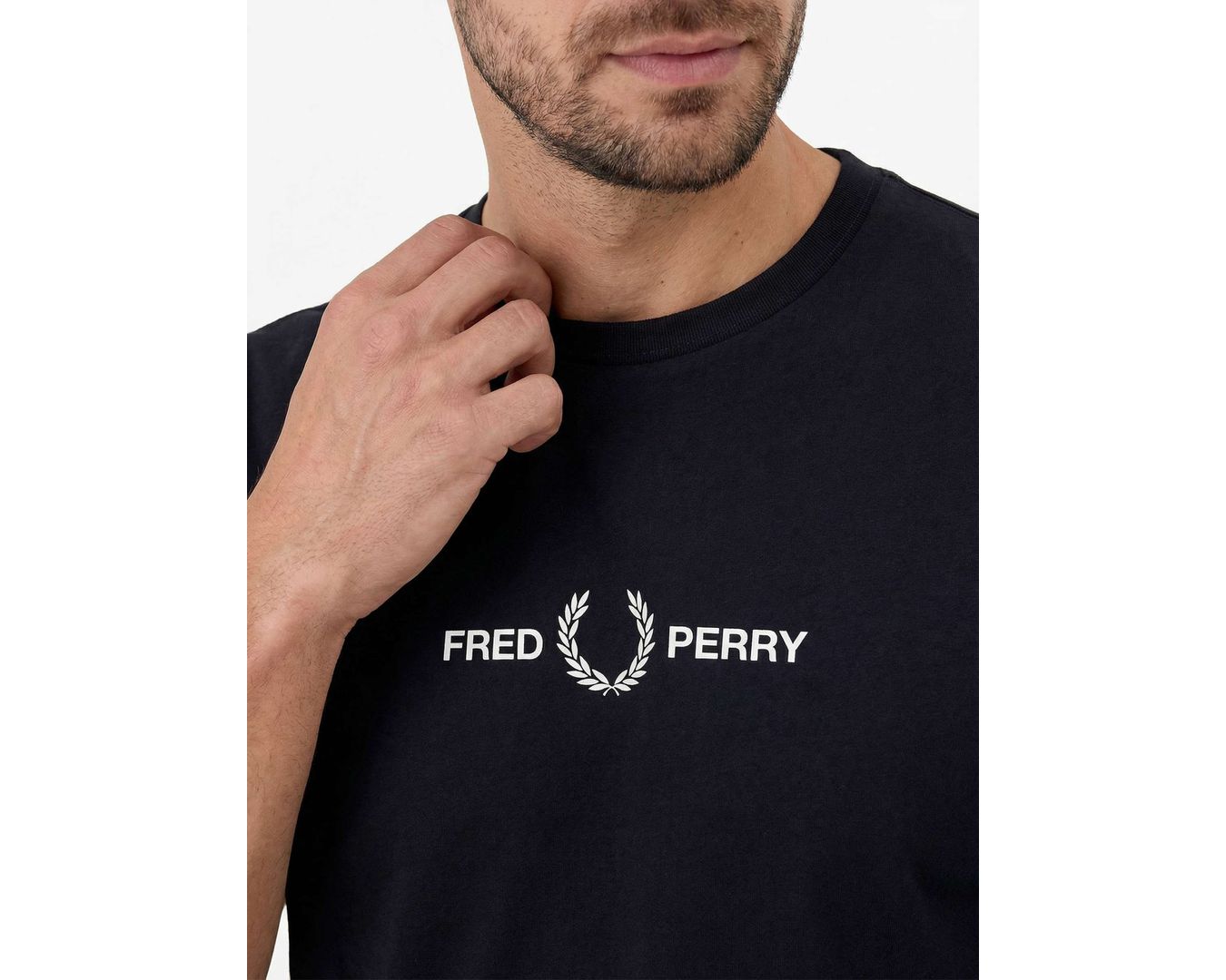 CAMISETA FRED PERRY PRETA COM LOGO BRANCO