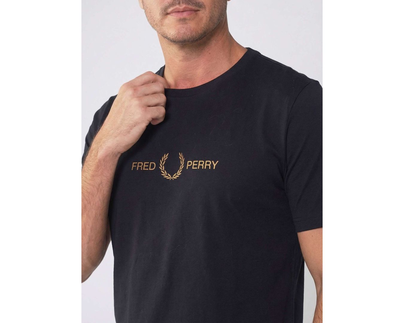 CAMISETA FRED PERRY PRETA COM LOGO LARANJA