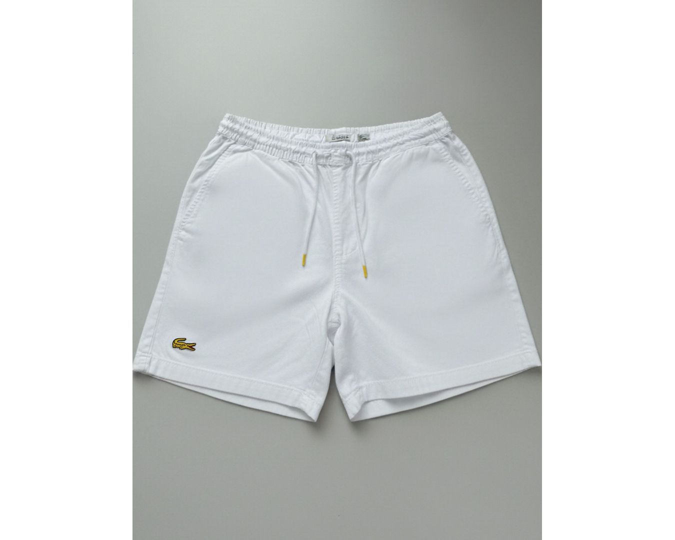 Short Lacoste - Croco Dourado 