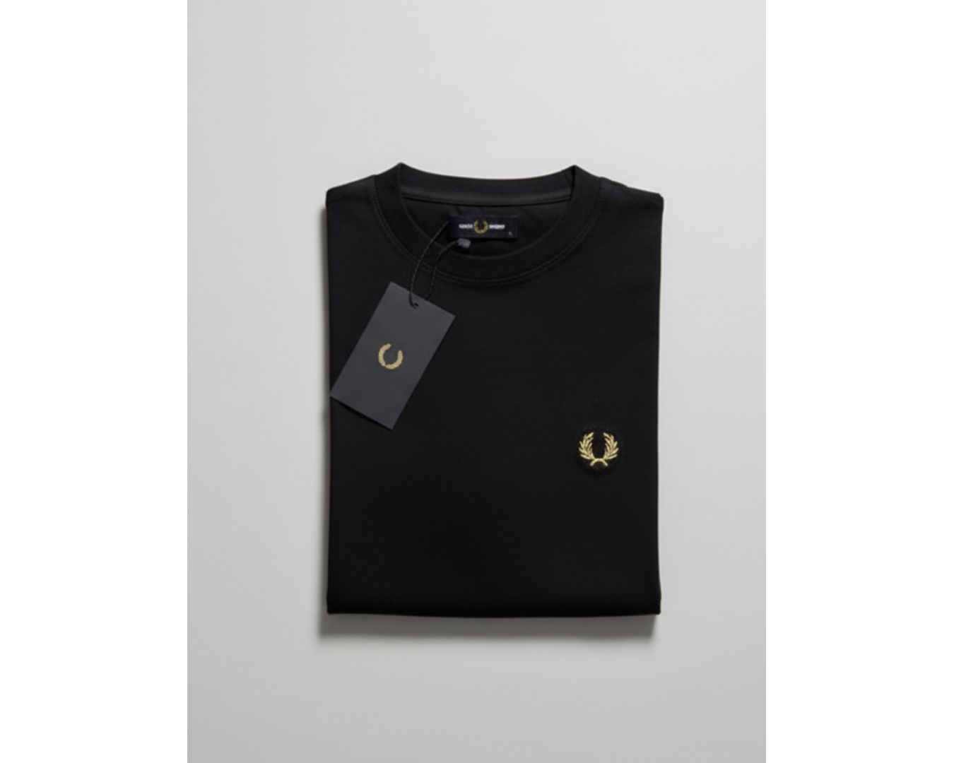 Camiseta Fred Perry - Preta com Logo Amarela - Egípcia