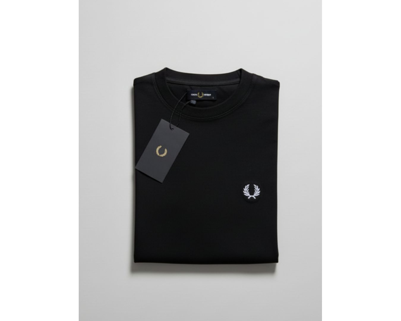 Camiseta Fred Perry - Preta com Logo Branca - Egípcia