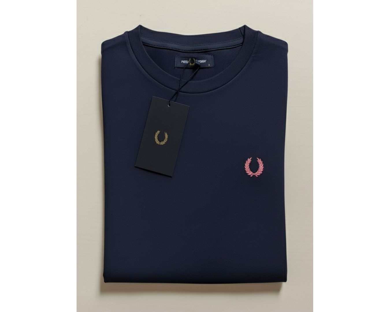 Camiseta Fred Perry - Azul Marinho com Logo Rosa - Egípcia