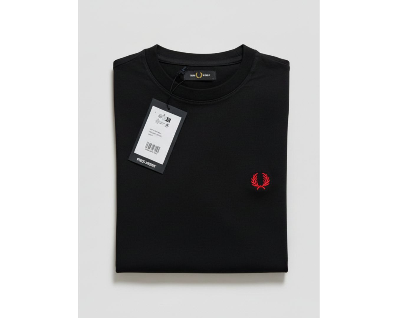 Camiseta Fred Perry - Preta com logo Vermelho - Egípcia