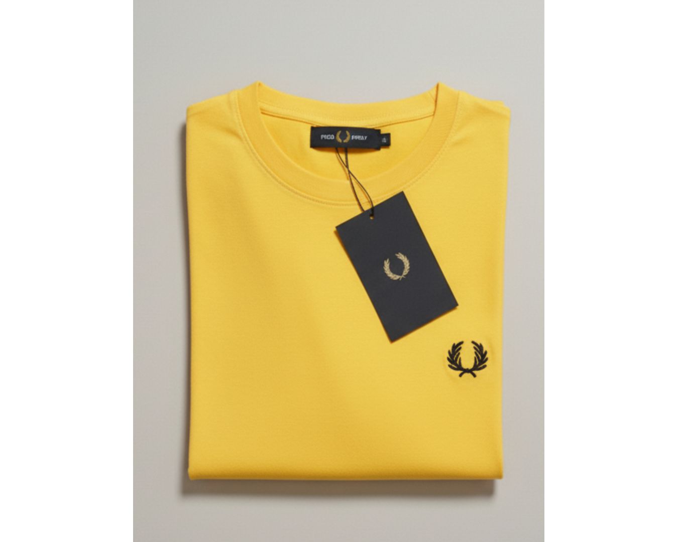 Camiseta Fred Perry - Amarelo com logo Preta - Egípcia