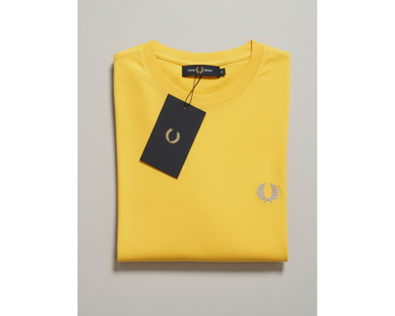 Camiseta Fred Perry - Amarelo com logo Cinza - Egípcia