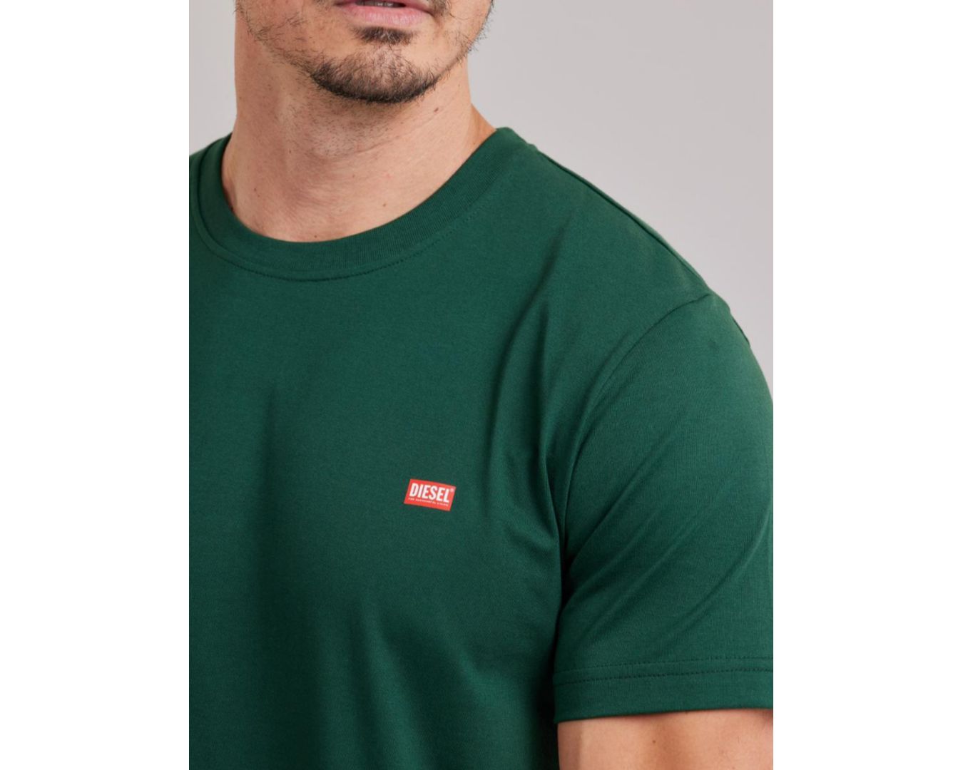 CAMISETA DIESEL - VERDE MUSGO COM LOGO VERMELHA