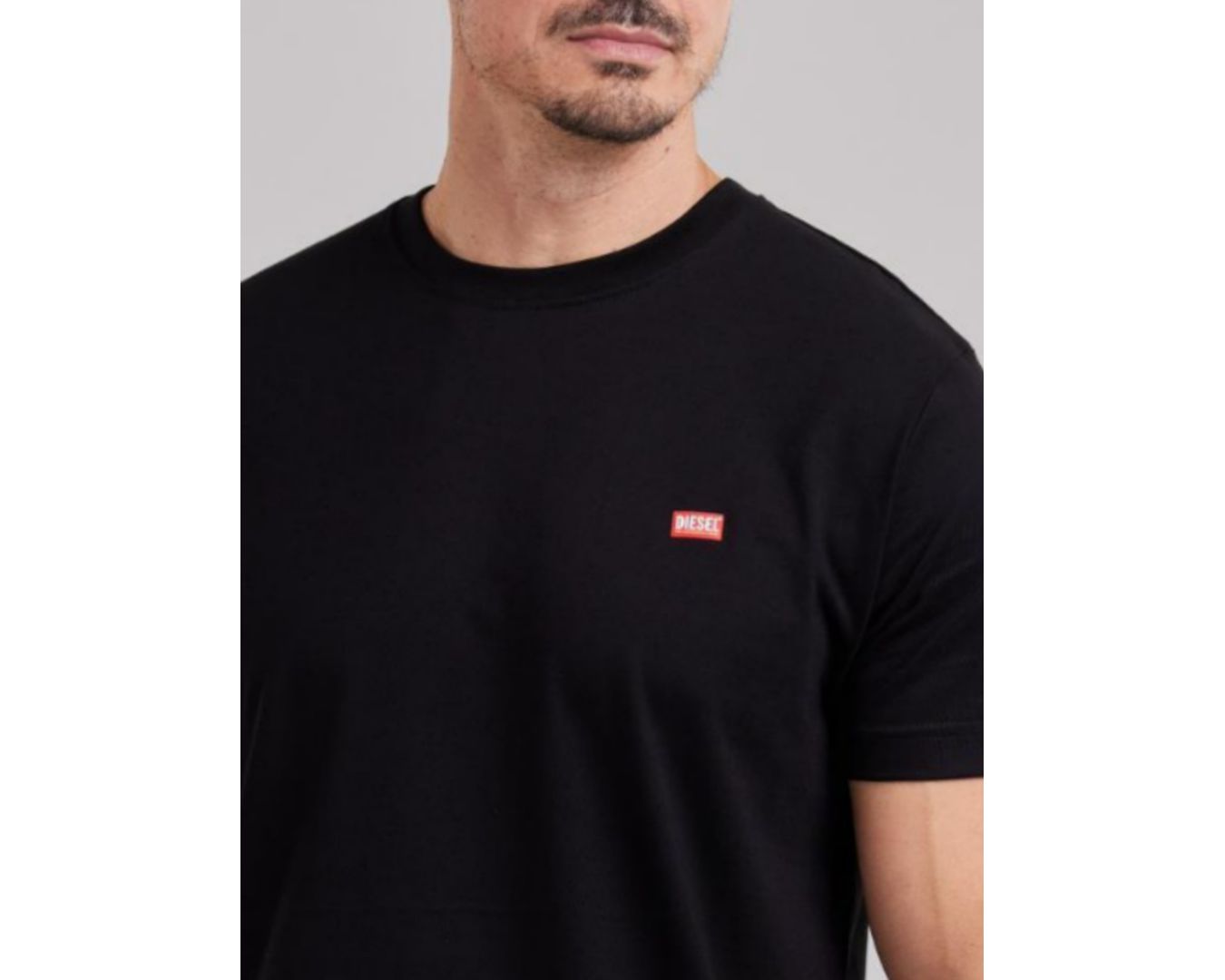 CAMISETA DIESEL - PRETA COM A LOGO VERMELHA 