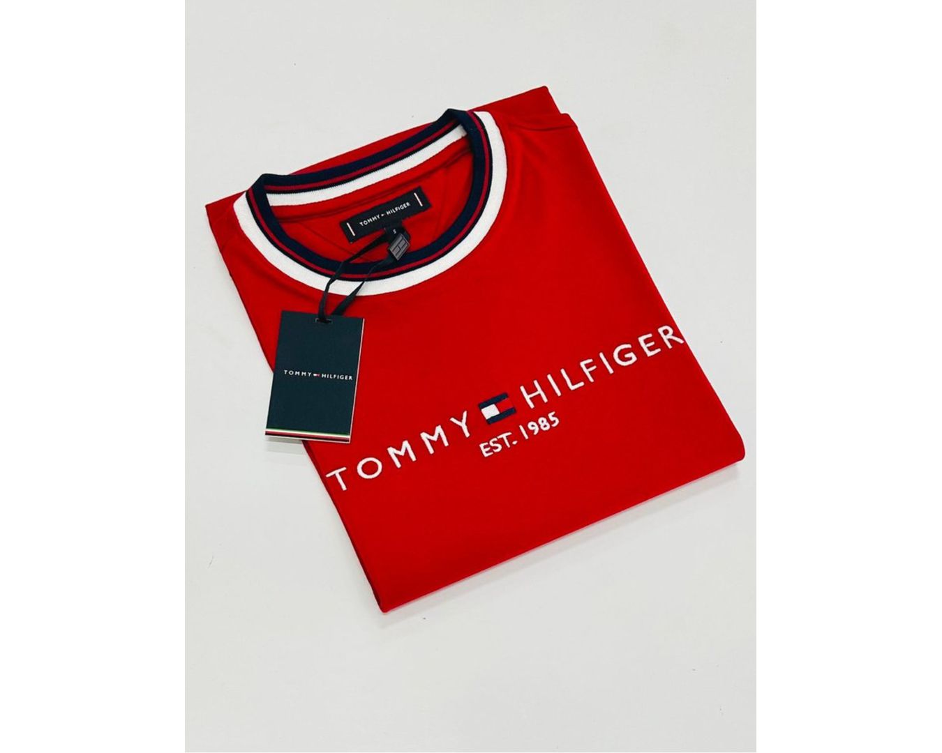 Camiseta Tommy Hilfiger Gola Diferenciada - Vermelha - Egípcia 