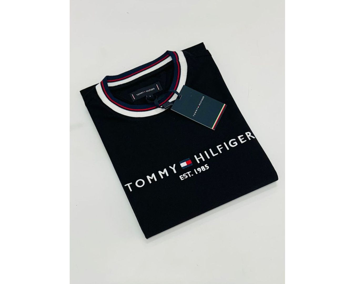 Camiseta Tommy Hilfiger Gola Diferenciada - Preta - Egípcia 