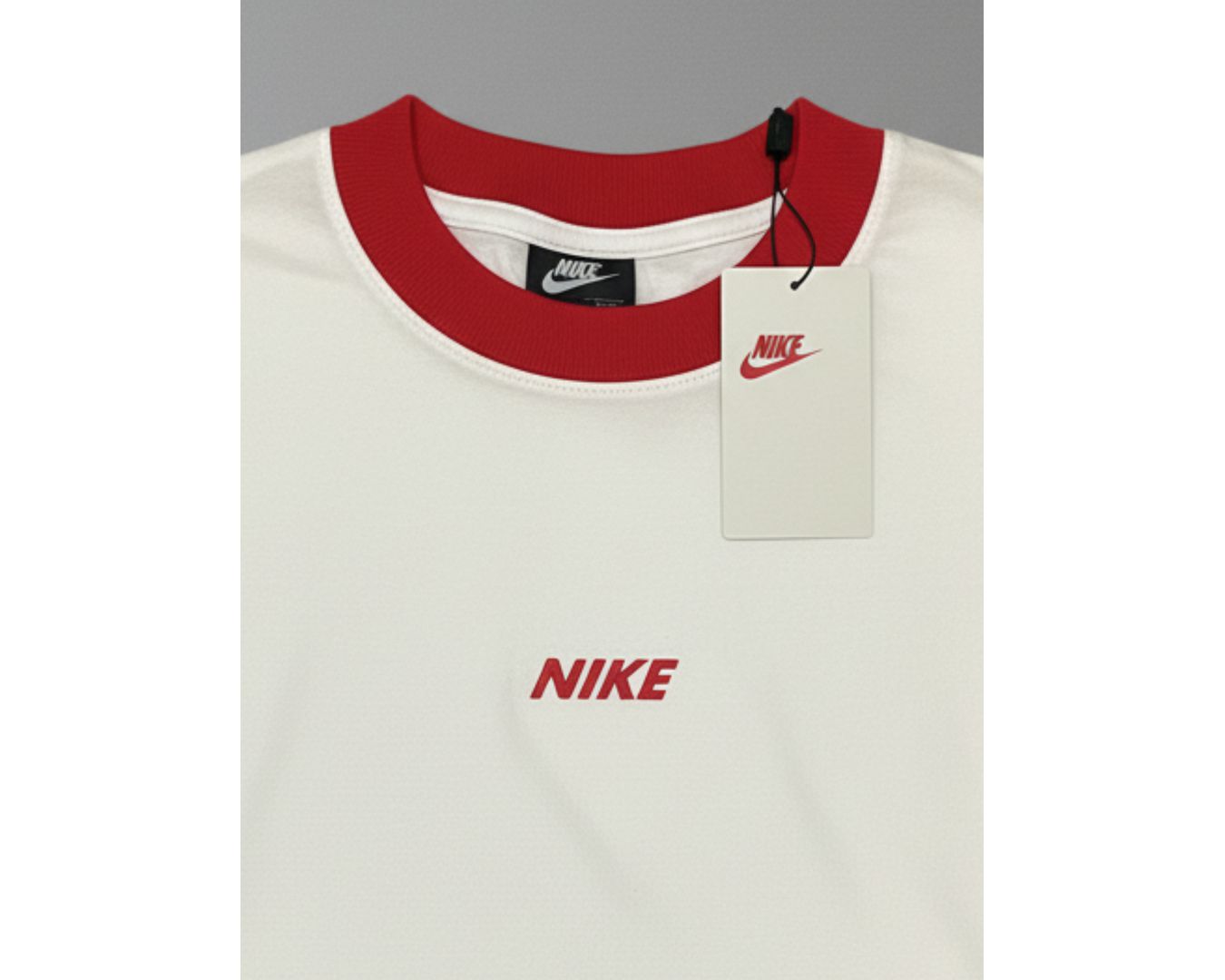 Camiseta Nike Oversized Perfumada - Branca com a Gola e Logo Veremelho Escuro