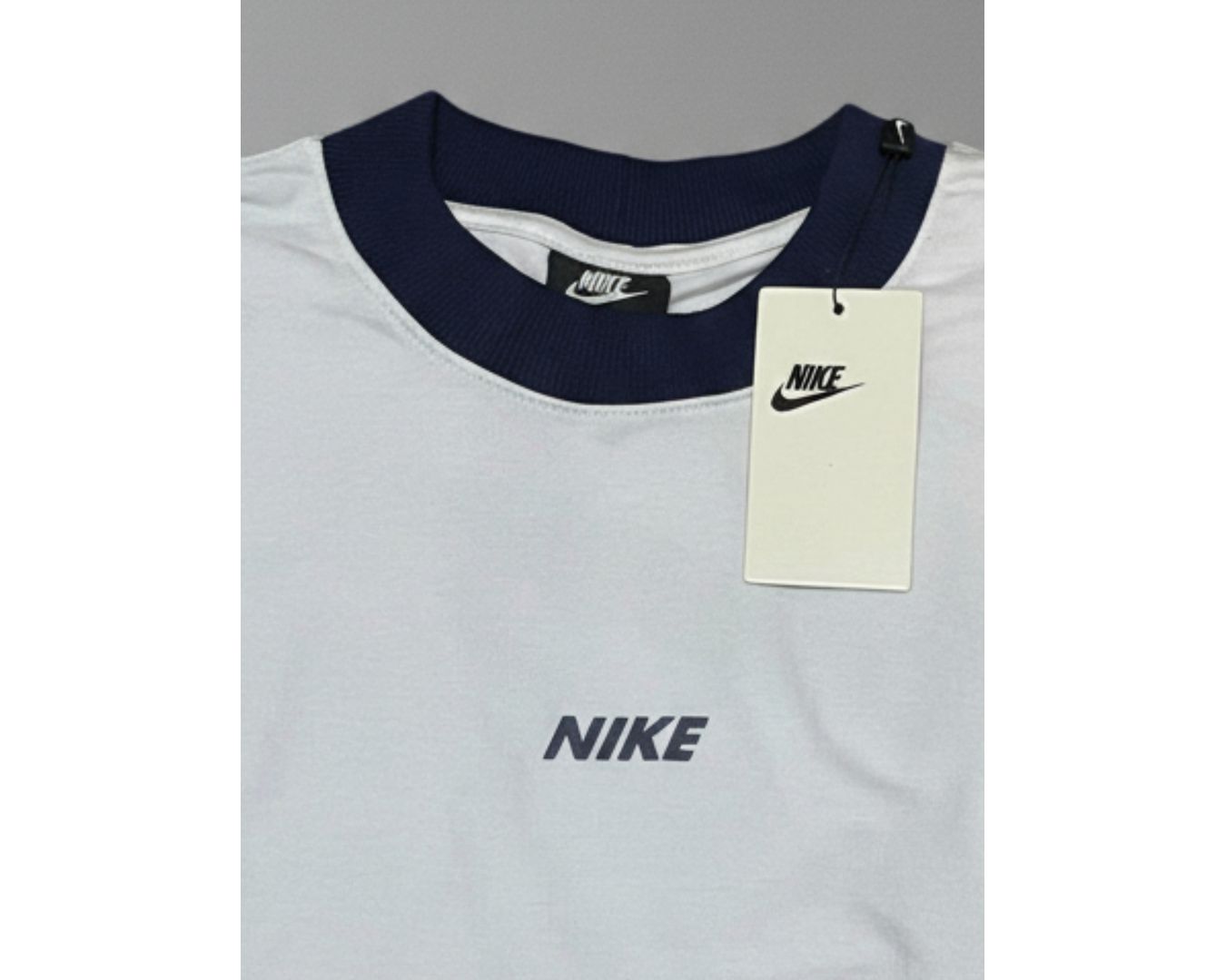 Camiseta Nike Oversized Perfumada - Branca com a Gola e Logo Azul Marinho