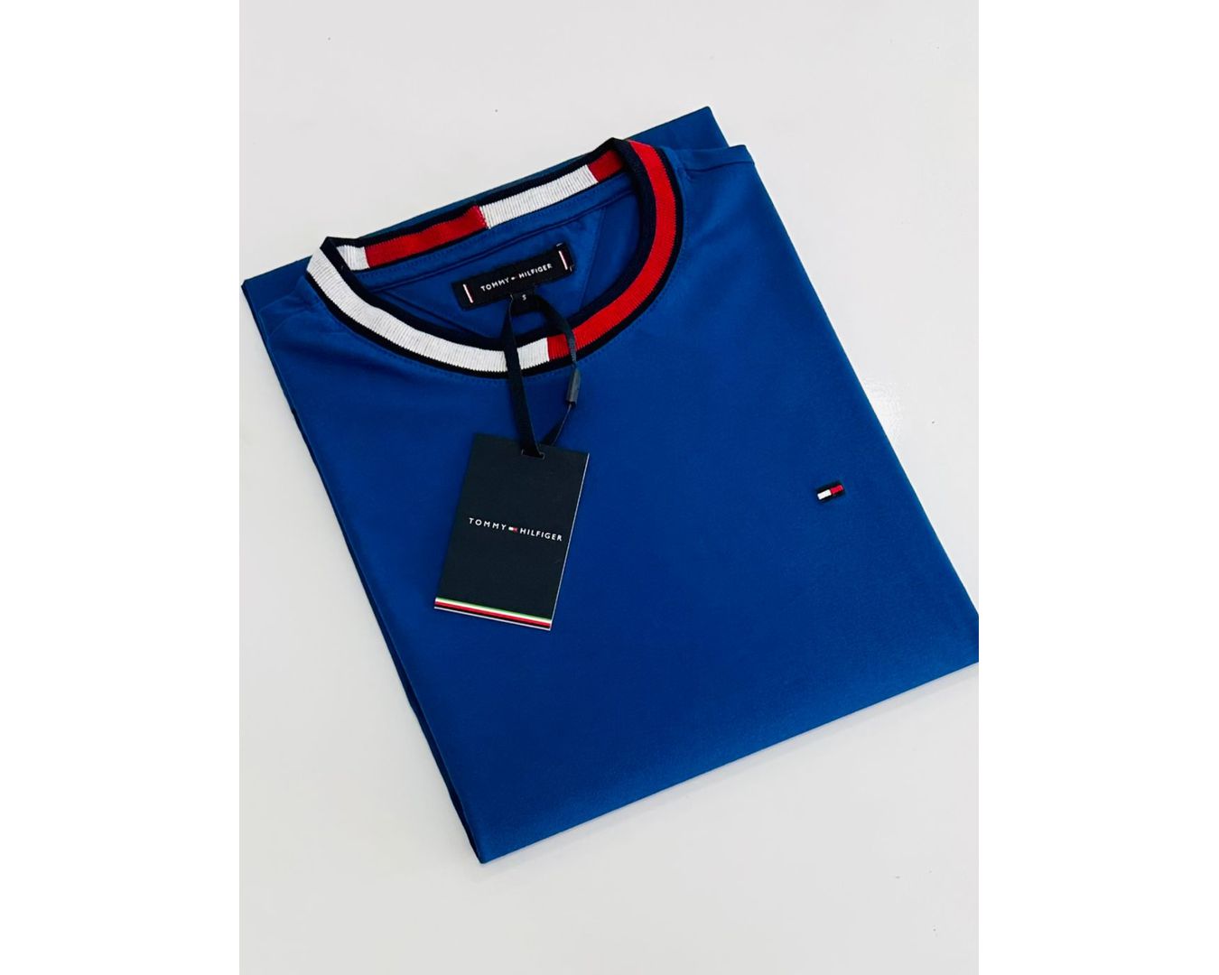 Camiseta Tommy Hilfiger Gola Diferenciada - Azul Royal