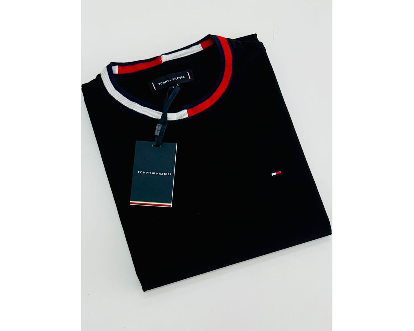 Camiseta Tommy Hilfiger Gola Diferenciada - Preta