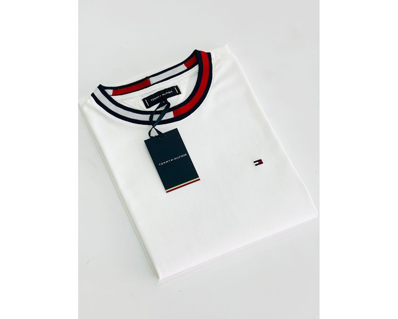 Camiseta Tommy Hilfiger Gola Diferenciada - Branca