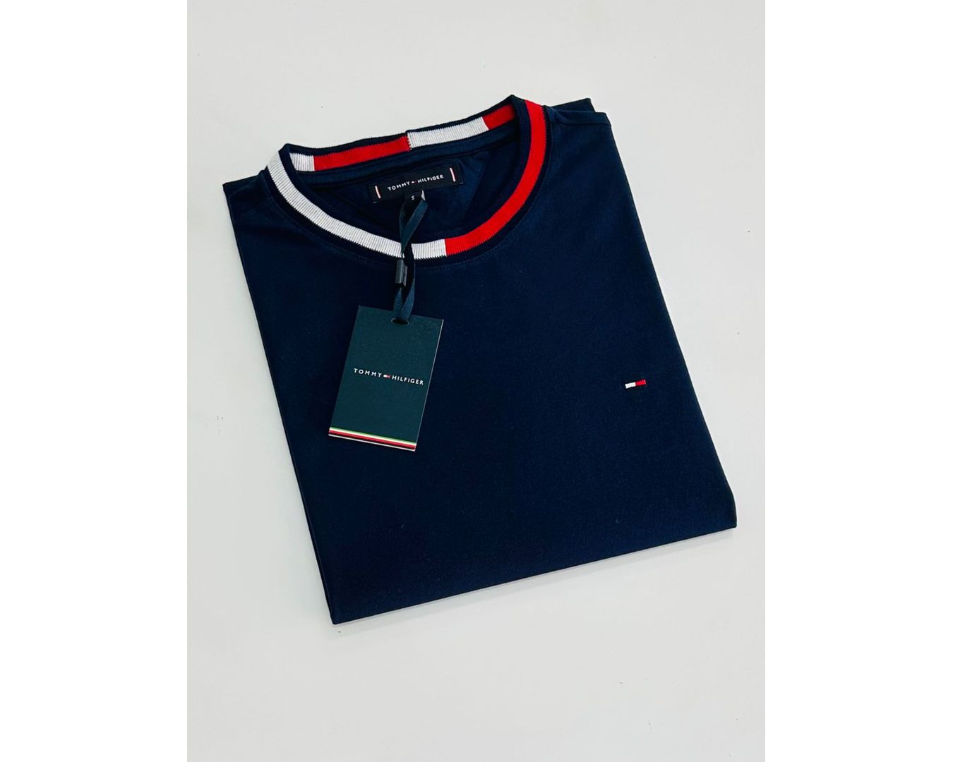 Camiseta Tommy Hilfiger Gola Diferenciada - Marinho