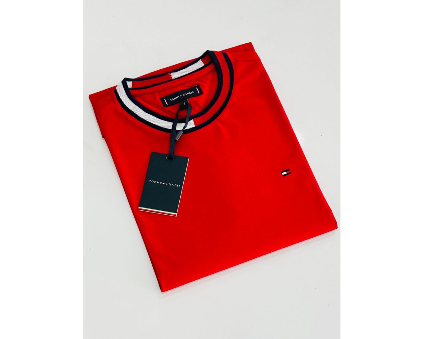 Camiseta Tommy Hilfiger Gola Diferenciada - Vermelha