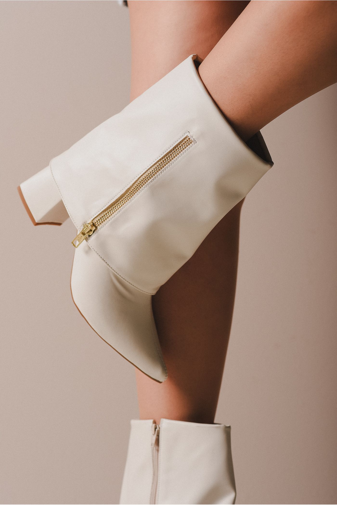 Bota encapada branco - ATÍPICA CALÇADOS