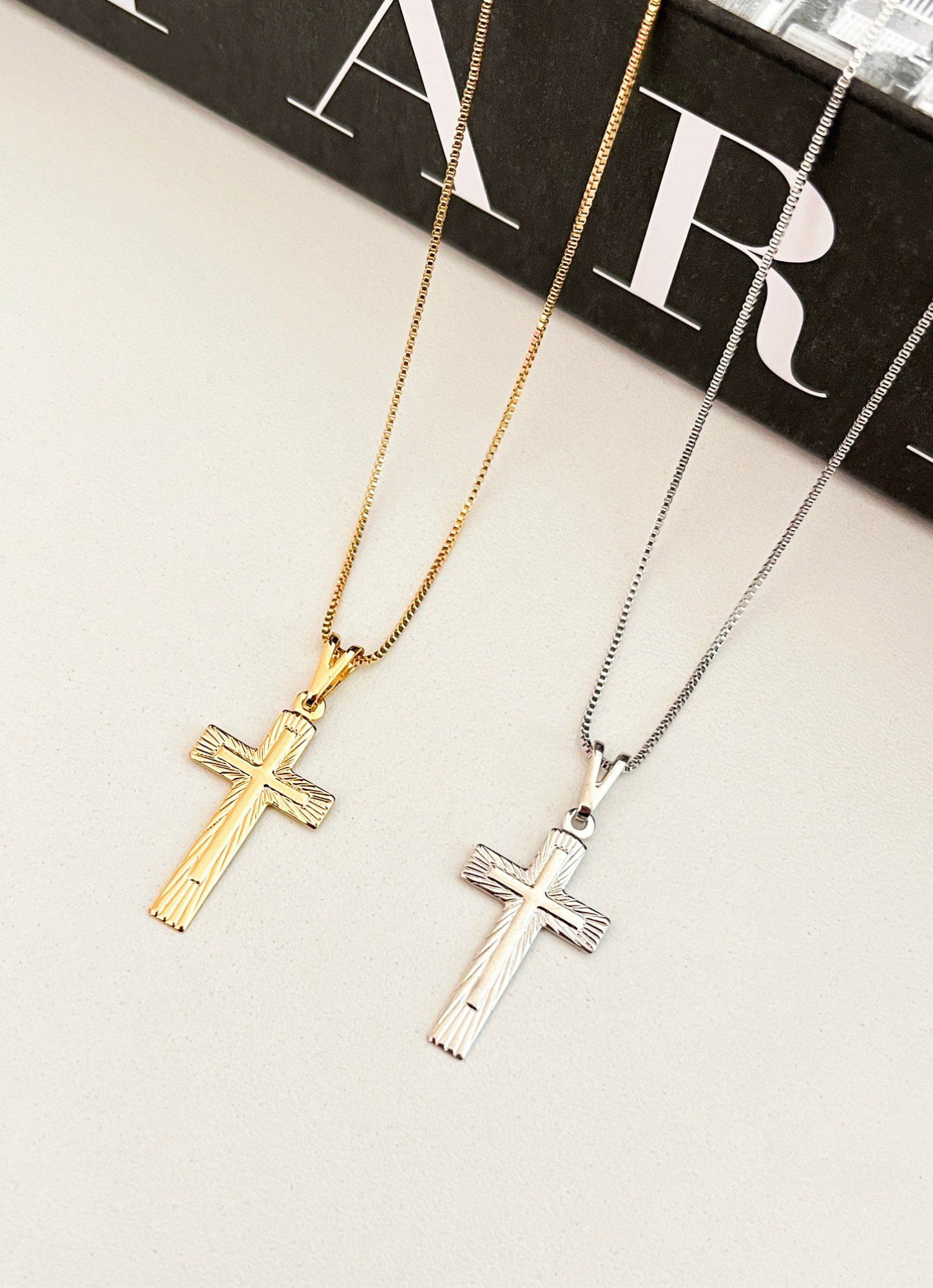 Colar Masculino Cruz Detalhada no Contorno