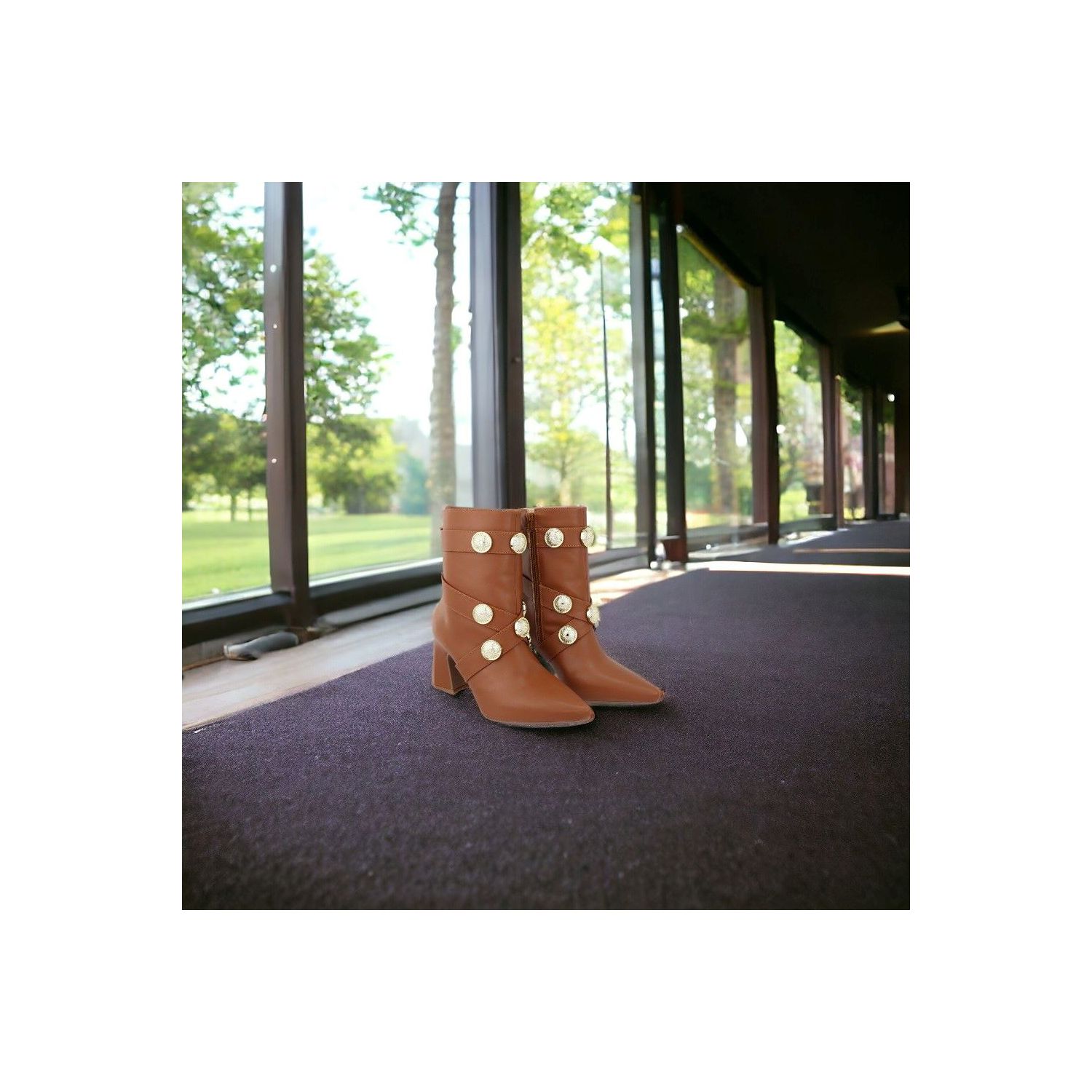 Bota Damers Feminina Salto Bloco Broche Dourado Canela