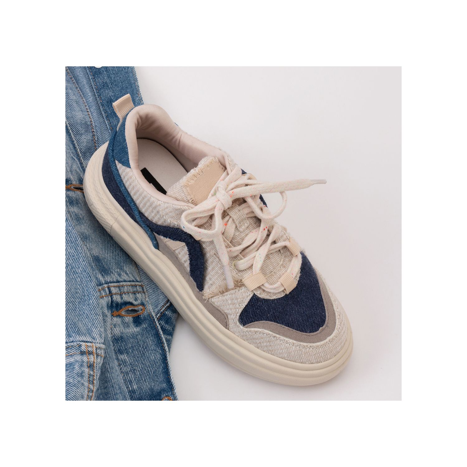 TÊNIS NICE PALHA COM JEANS 