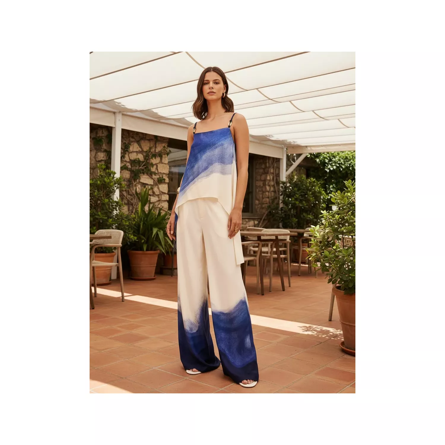 BLUSA ASSIMÉTRICA ESTAMPADA COM AVIAMENTO DOURADO