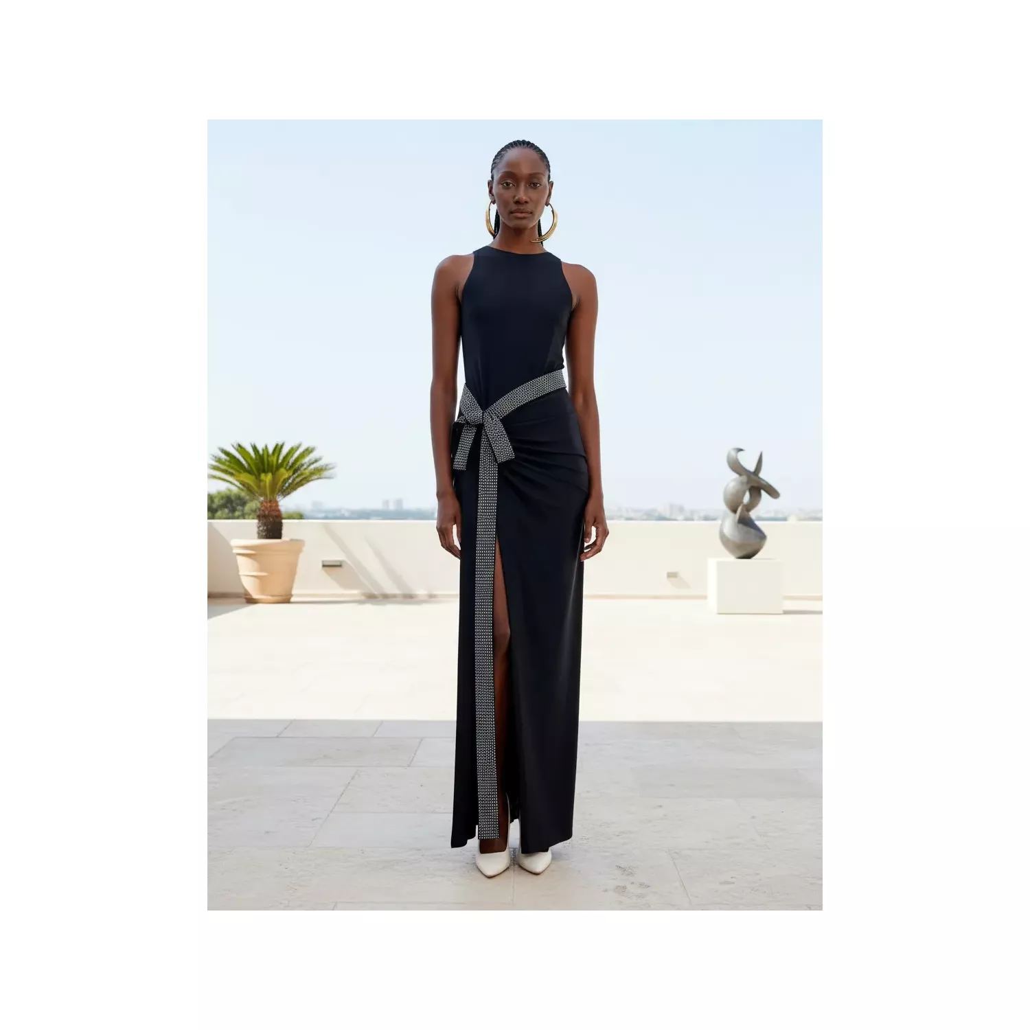 VESTIDO PRETO LONGO COM FENDA E APLICAÇÕES DE BRILHO