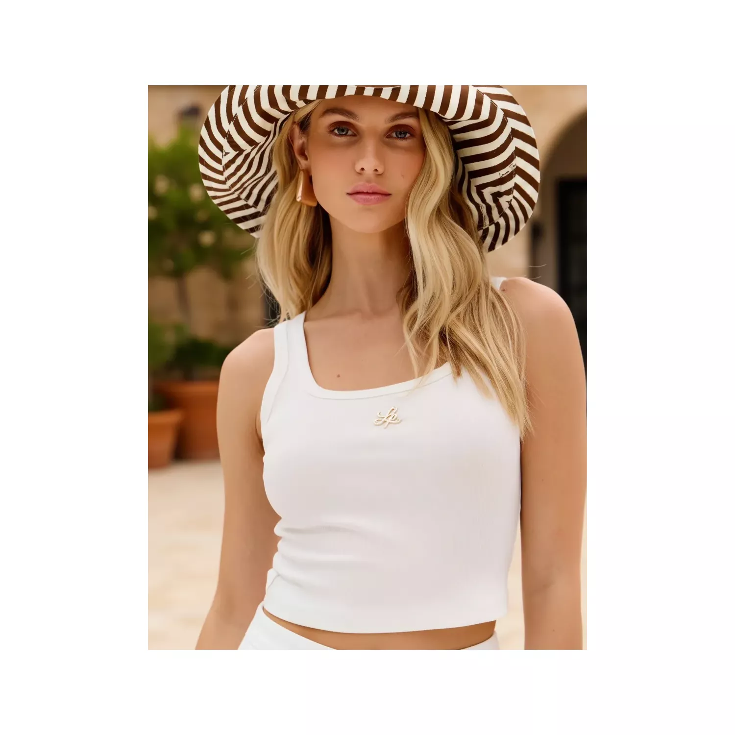 REGATA CANELADA BRANCA LANÇA PERFUME 