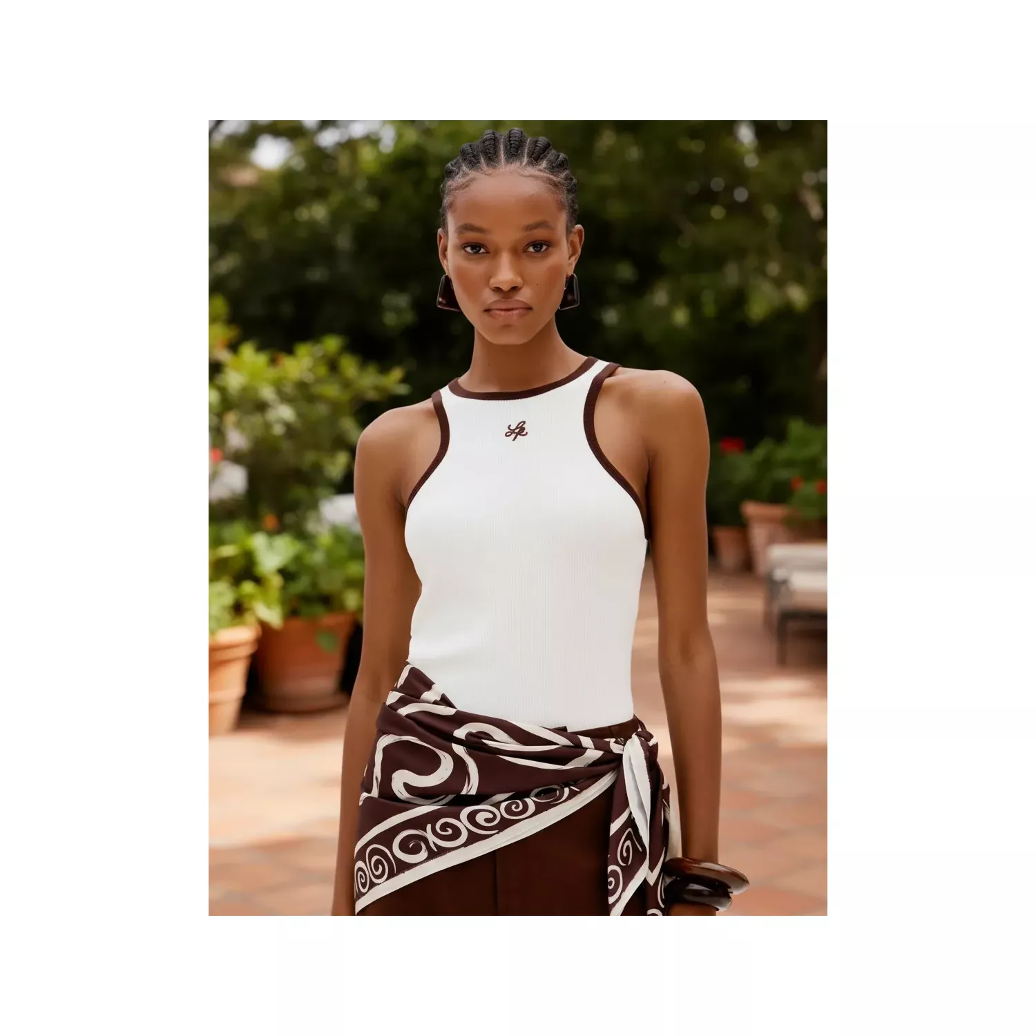 REGATA CANELADA LANÇA PERFUME COM BORDADO MARROM 