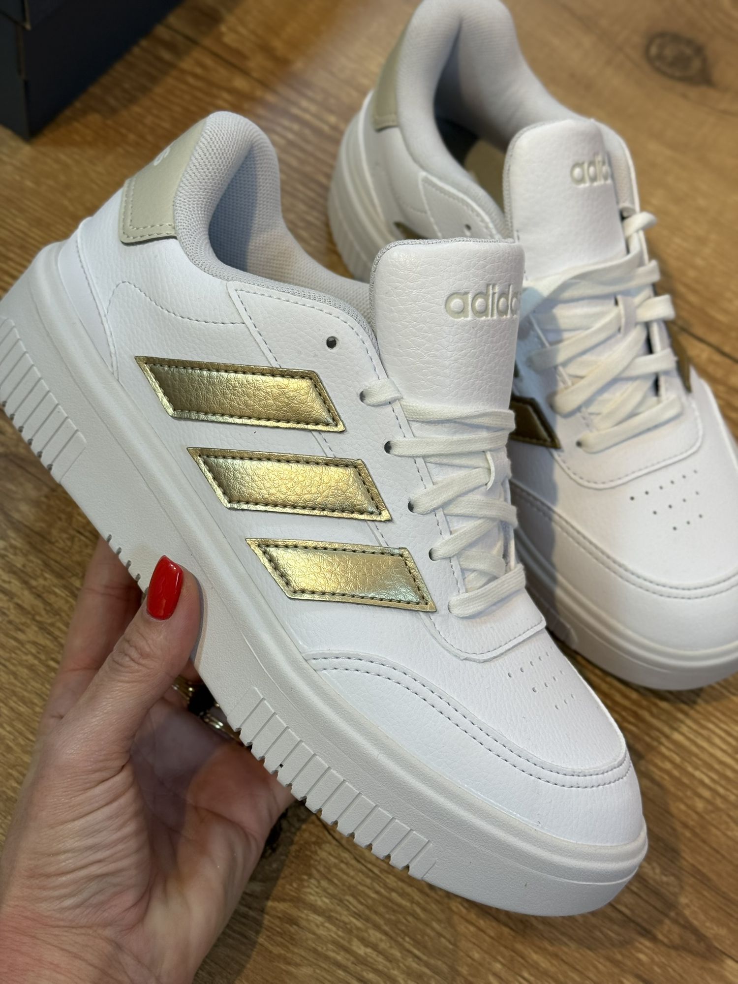 Tênis Adidas Courtblock Com Listras Dourado 1607