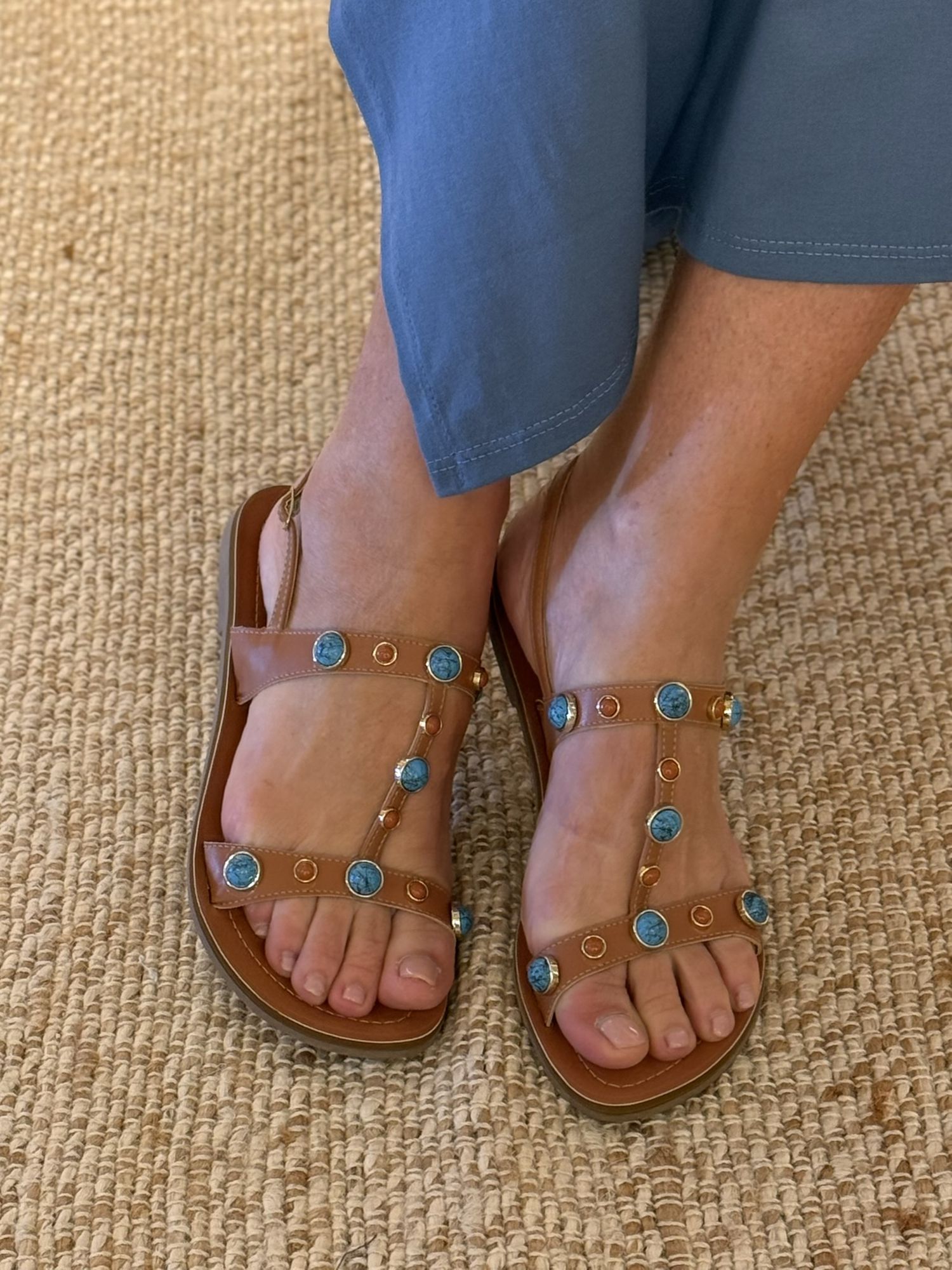 Sandalia Rasteira CS Shoes Whisky Com Detalhe Em Pedra Azul 1709