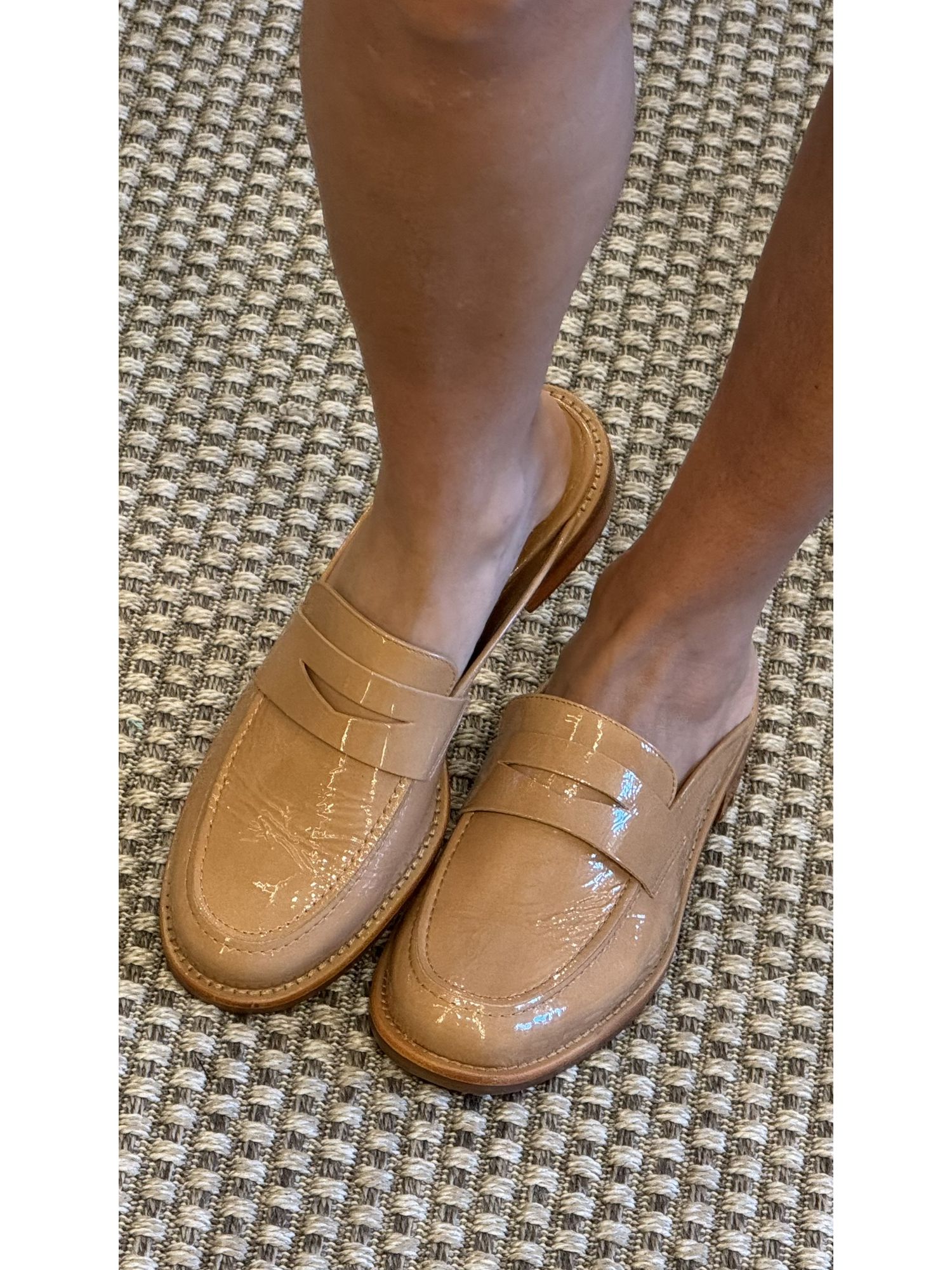 Mule Carrano Flat Simple Couro Verniz Bege 1109