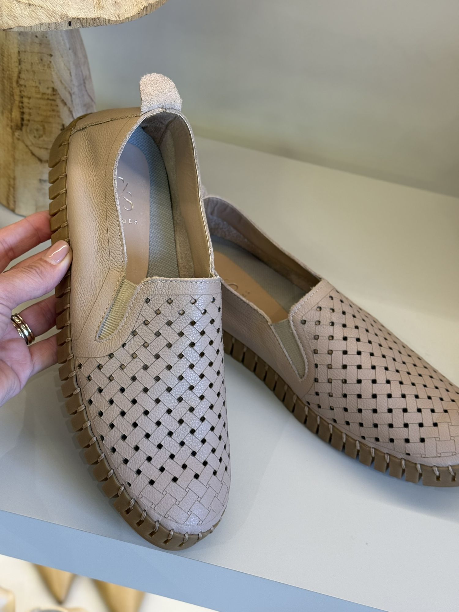 Tênis Cs Shoes Com Detalhe de Costura No Solado Bege 1410