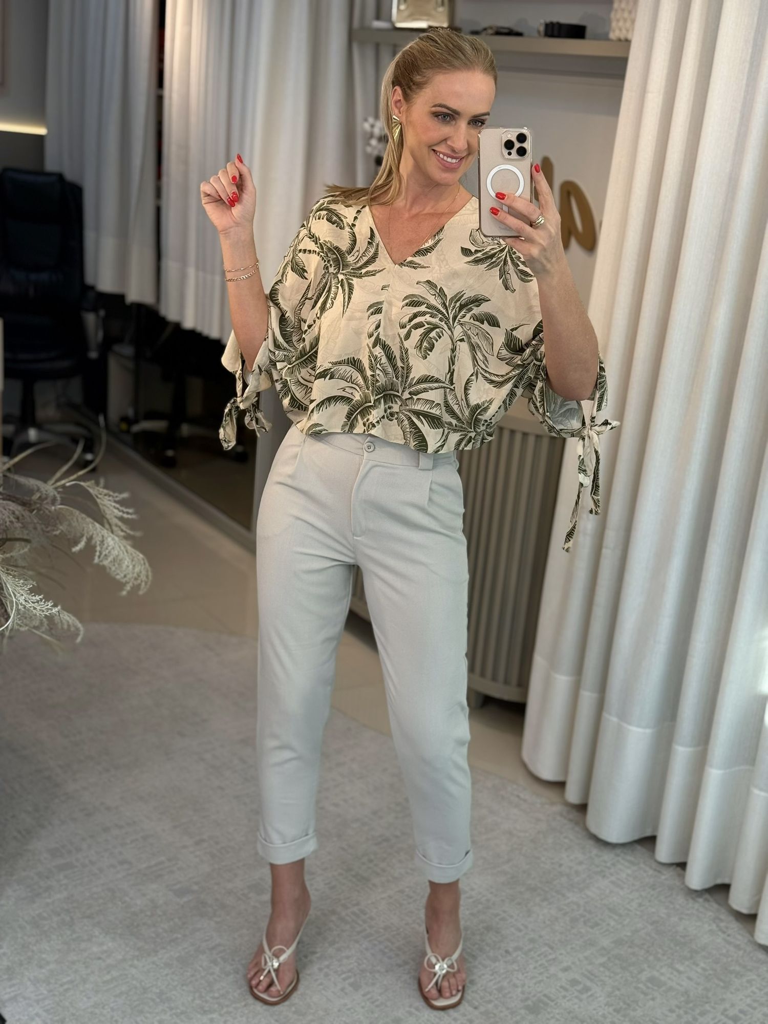 Blusa Lez a Lez Curta Estampada com Mangas 3/4 e Amarrações Bege 1007 
