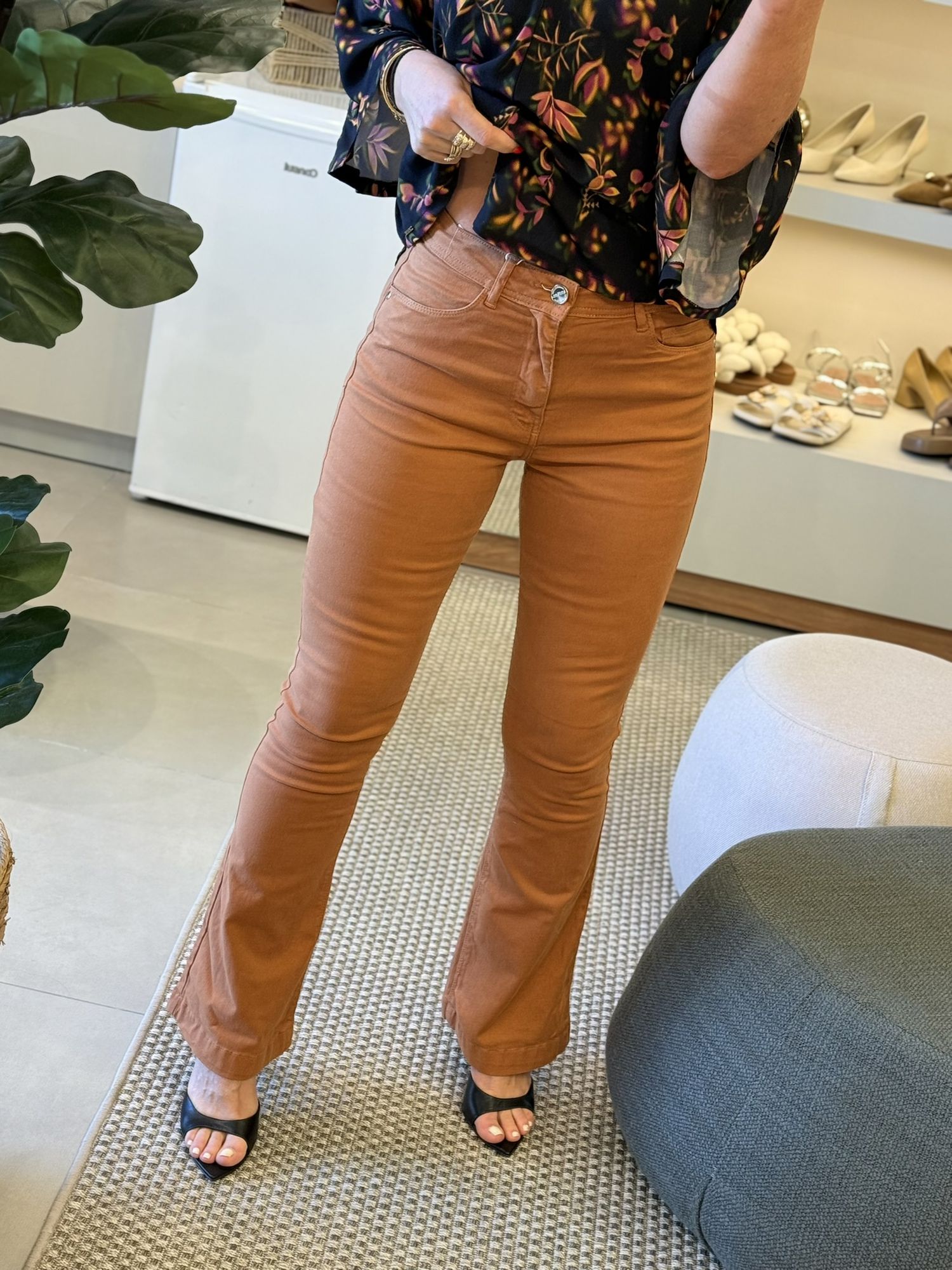 Calça Lez a Lez Boot Cut De Cintura Alta Em Sarja Caramelo 2511