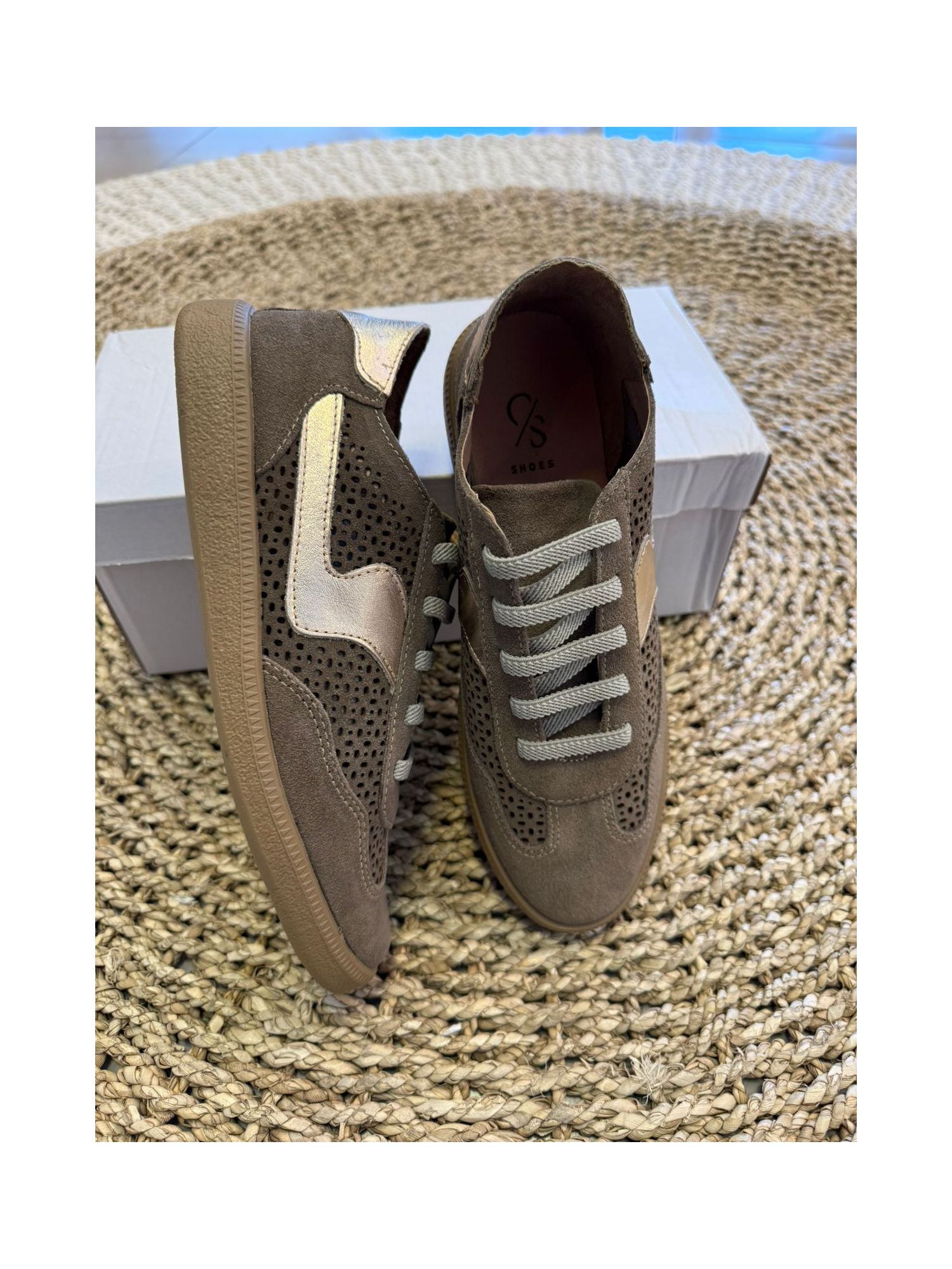 Tênis CS Shoes Em Couro Fendi Com Detalhe Em Dourado 2509