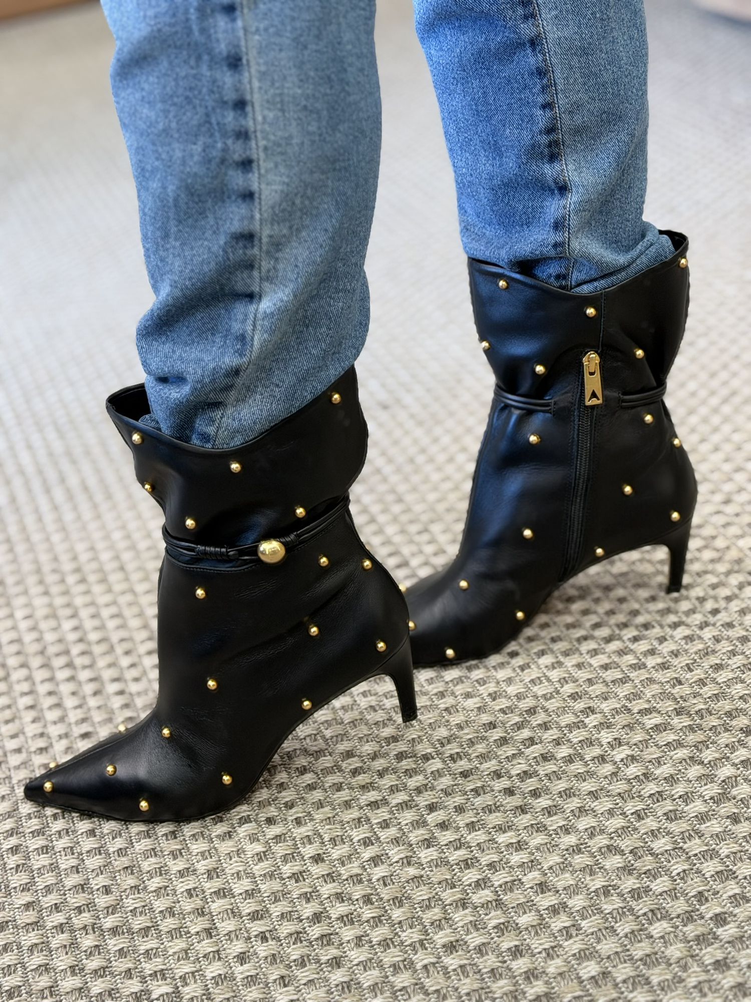 Bota Carrano Cano Baixo Bico Fino Com Enfeites Dourados Preto 1303