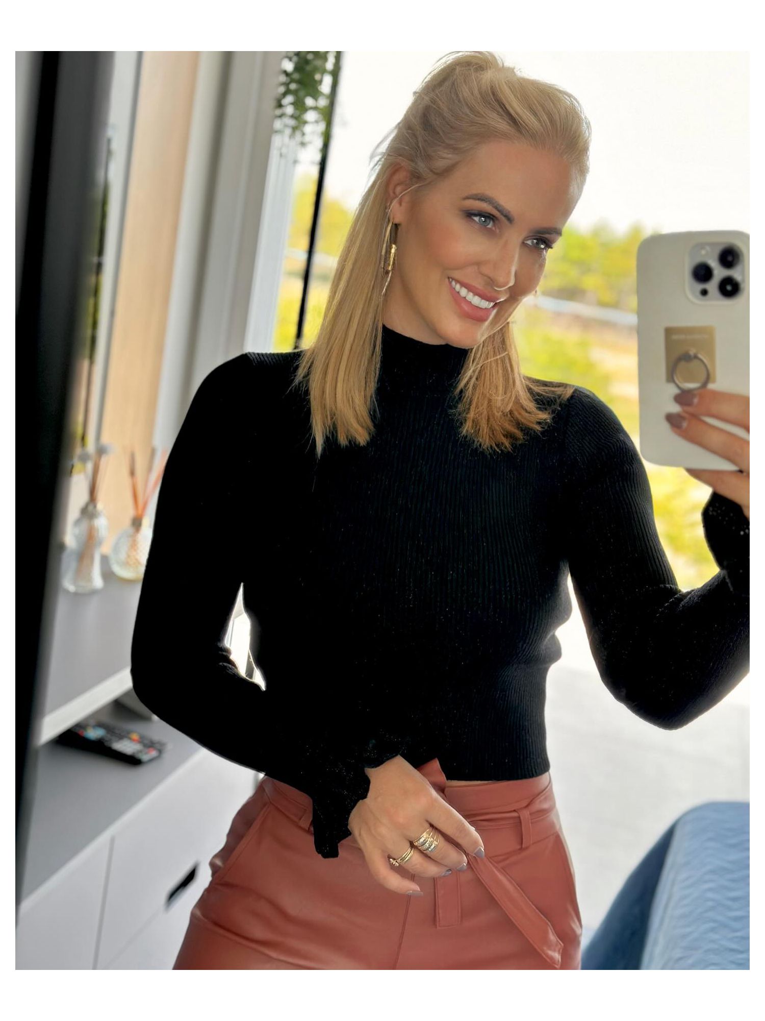 Blusa Cropped Em Tricô Com Detalhe Babado Preto